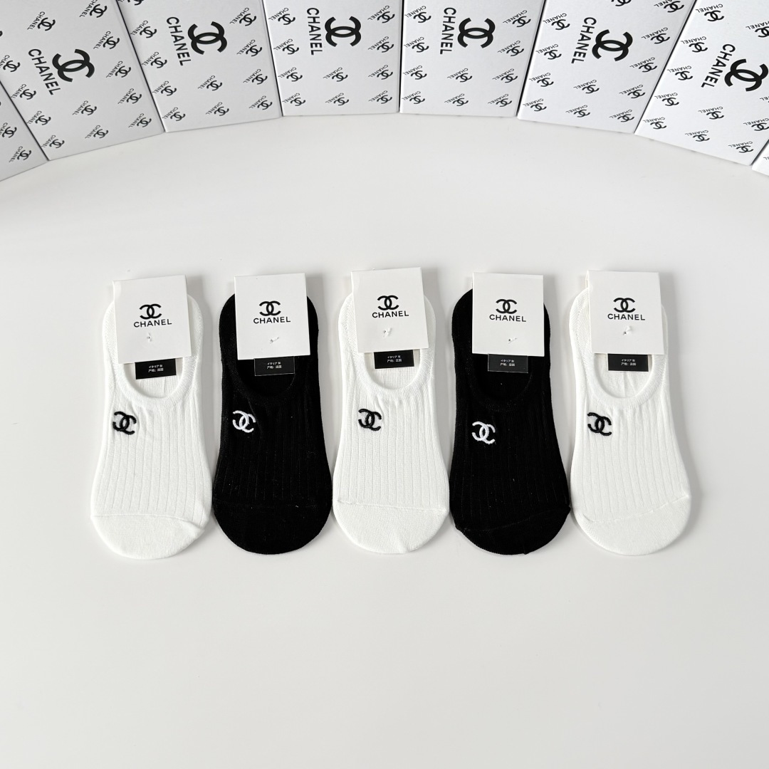 💛配包装Chanel（香奈儿）新款经典刺绣船袜堆堆袜袜子！一盒五双， 专柜同步筒袜袜子，💛大牌出街，潮人
