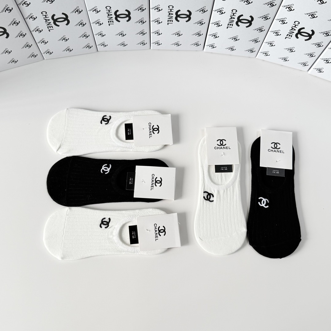 💛配包装Chanel（香奈儿）新款经典刺绣船袜堆堆袜袜子！一盒五双， 专柜同步筒袜袜子，💛大牌出街，潮人