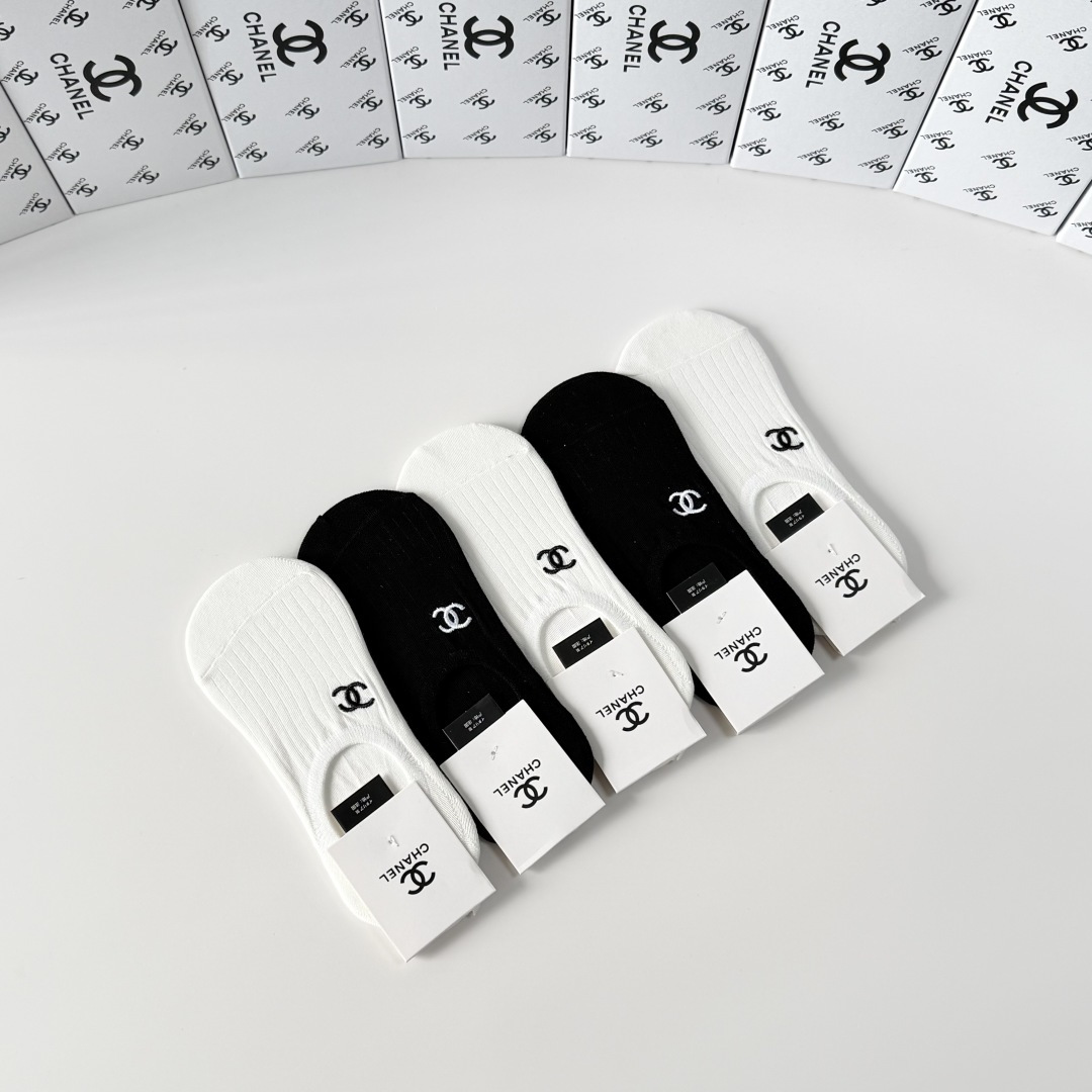 💛配包装Chanel（香奈儿）新款经典刺绣船袜堆堆袜袜子！一盒五双， 专柜同步筒袜袜子，💛大牌出街，潮人