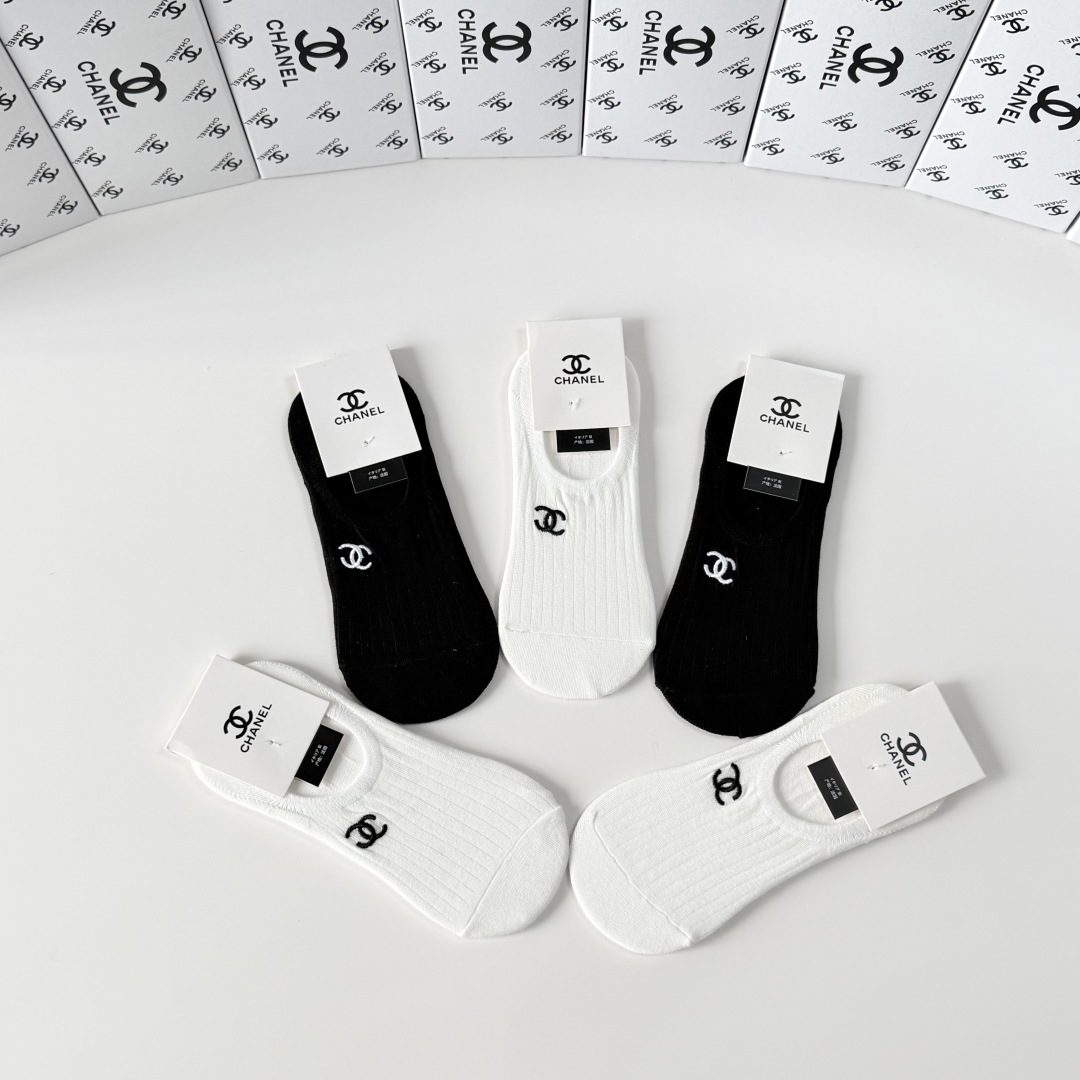 💛配包装Chanel（香奈儿）新款经典刺绣船袜堆堆袜袜子！一盒五双， 专柜同步筒袜袜子，💛大牌出街，潮人