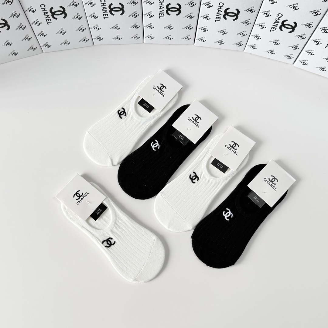 💛配包装Chanel（香奈儿）新款经典刺绣船袜堆堆袜袜子！一盒五双， 专柜同步筒袜袜子，💛大牌出街，潮人
