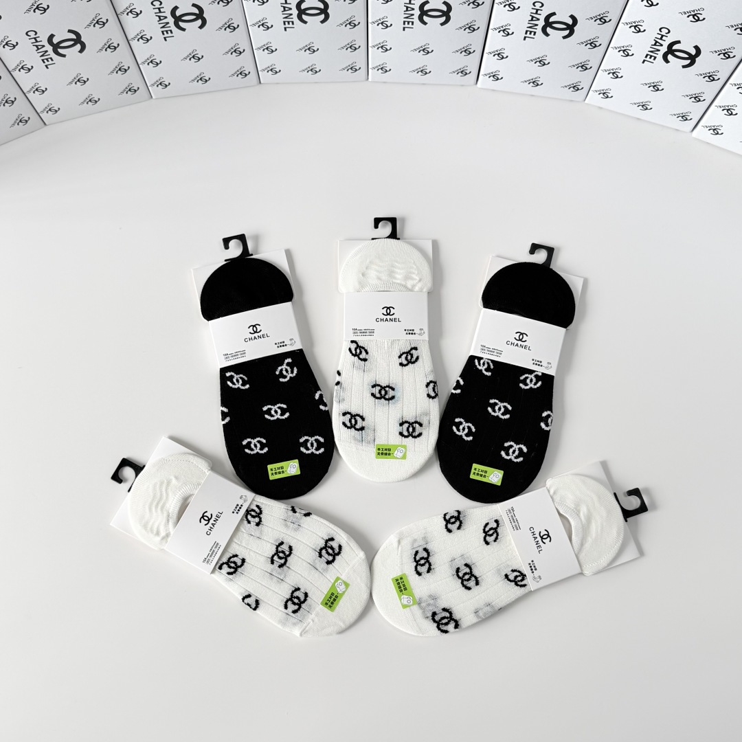 💛配包装Chanel（香奈儿）新款经典船袜堆堆袜袜子！一盒五双， 专柜同步筒袜袜子，💛大牌出街，潮人必备