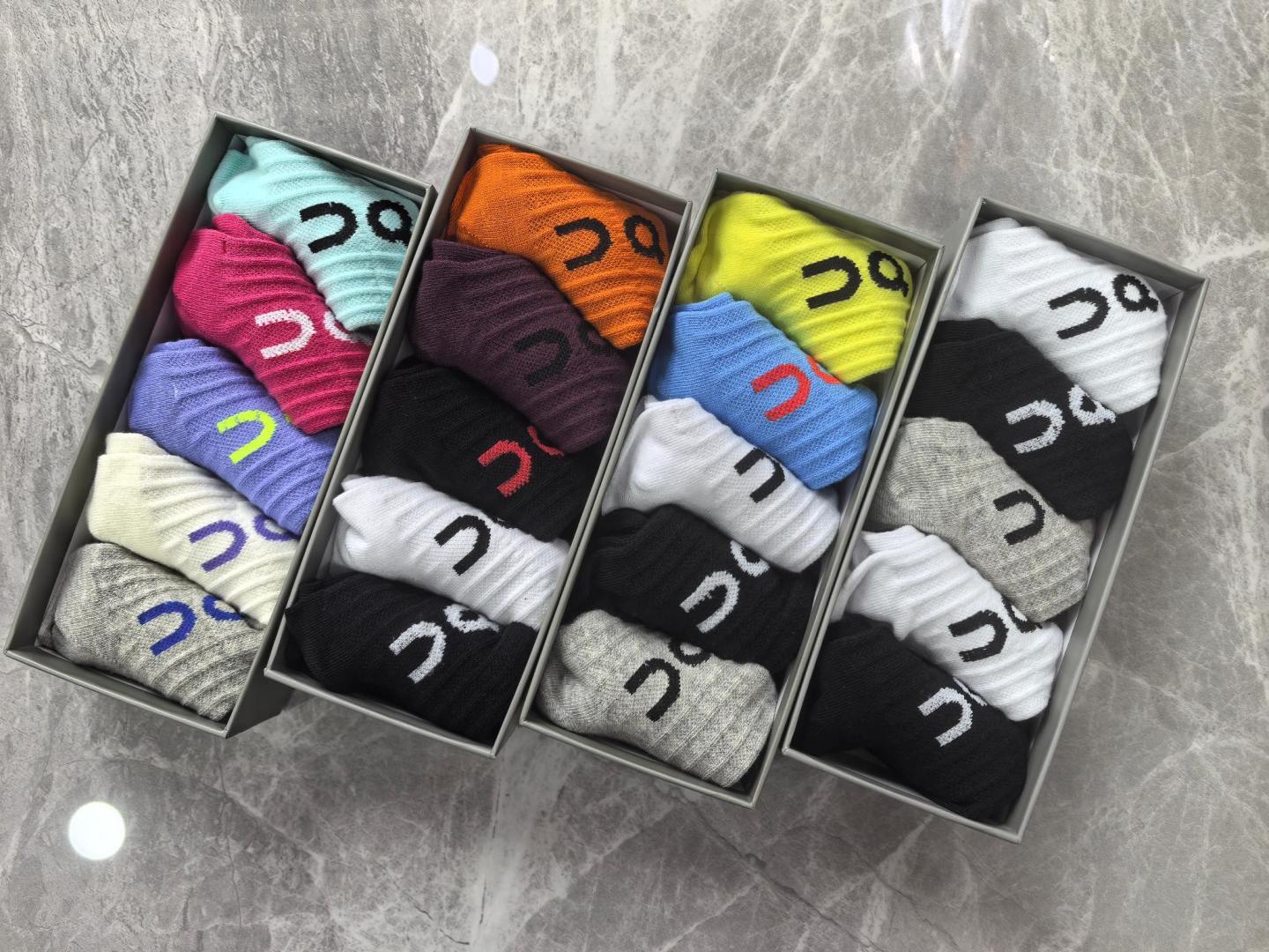 💛配包装On昂跑Cloudtilt 新款中短款堆堆袜袜子！一盒五双， 专柜同步筒款袜子，💛大牌出街，潮人