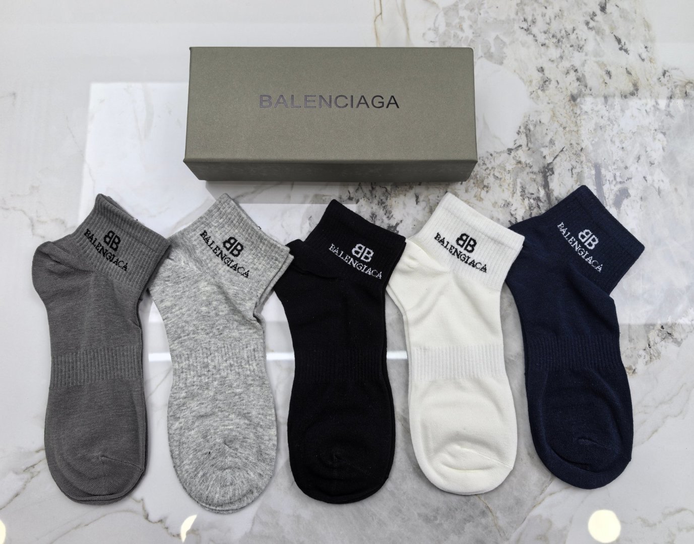 💛配包装Balenciaga (巴黎世家) 新款中短款堆堆袜袜子！一盒五双， 专柜同步筒款袜子，💛大牌出
