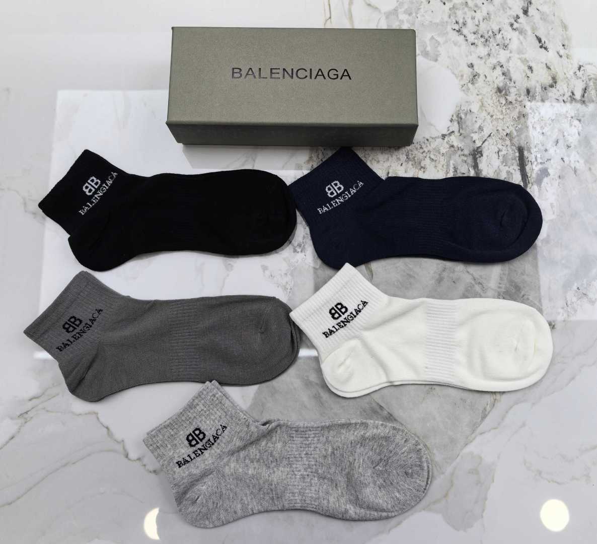 💛配包装Balenciaga (巴黎世家) 新款中短款堆堆袜袜子！一盒五双， 专柜同步筒款袜子，💛大牌出