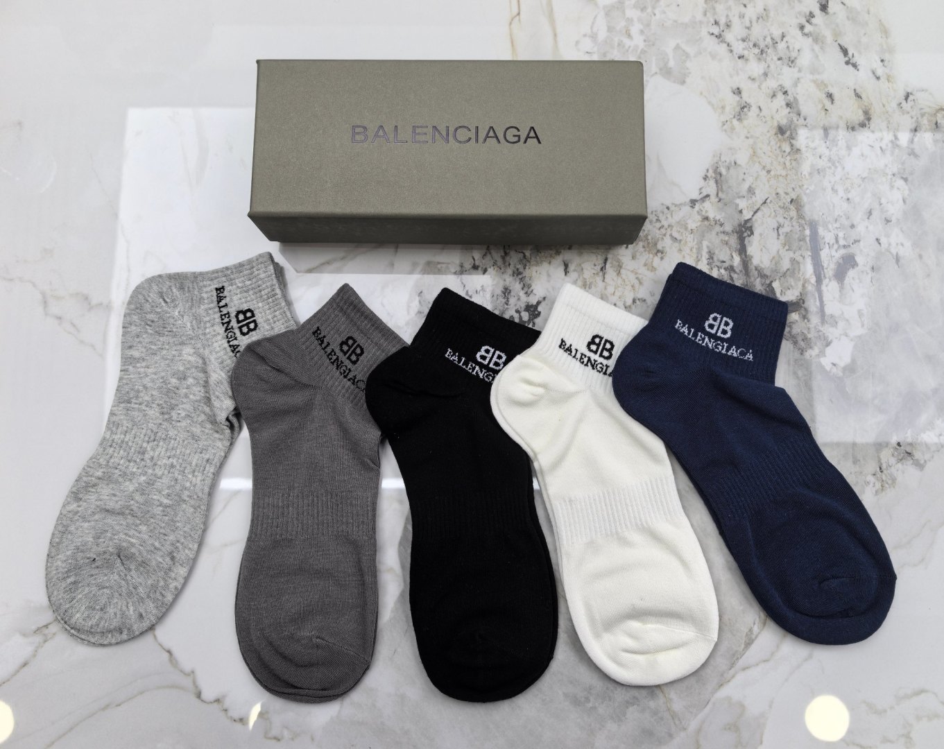 💛配包装Balenciaga (巴黎世家) 新款中短款堆堆袜袜子！一盒五双， 专柜同步筒款袜子，💛大牌出
