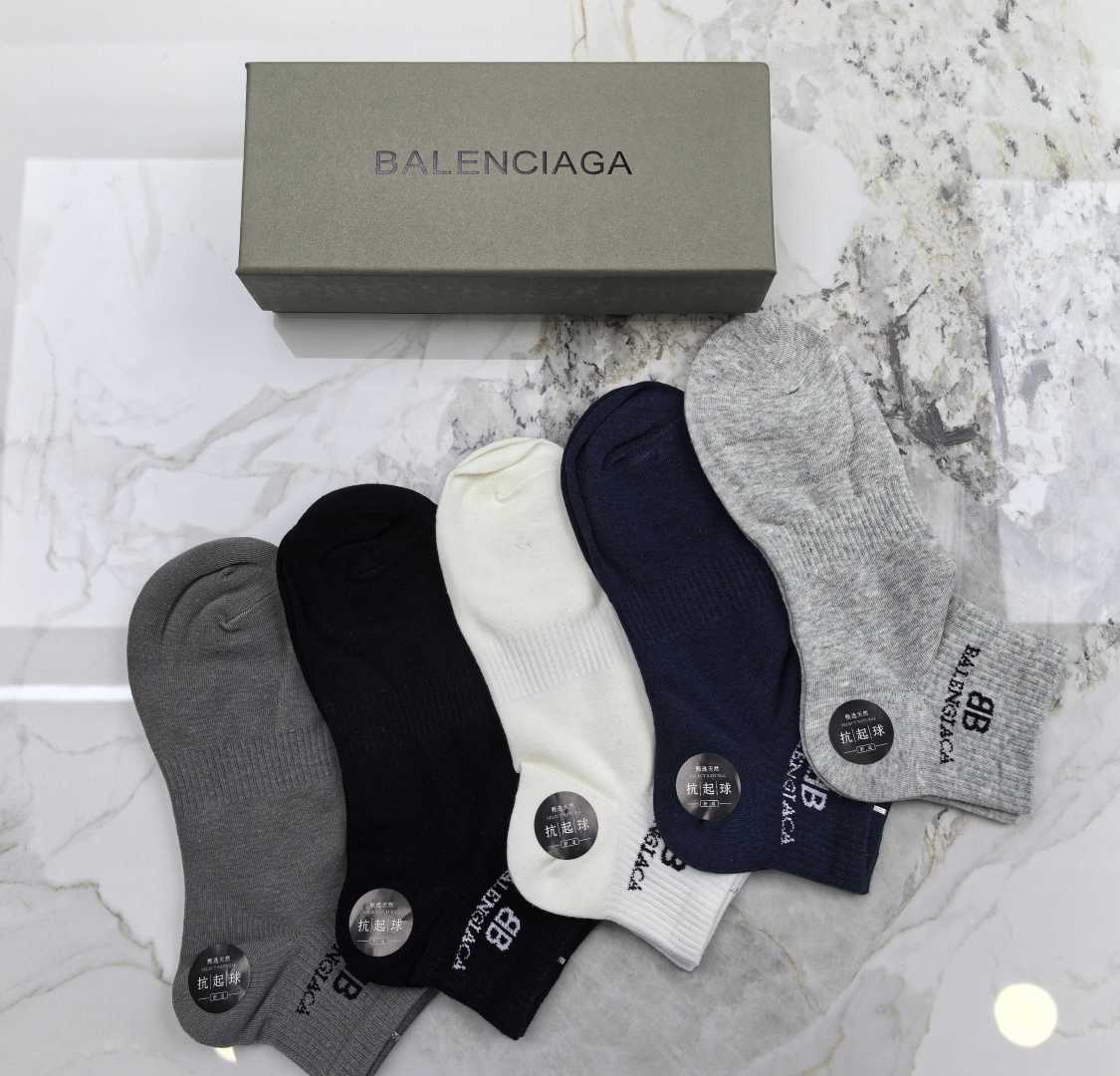 💛配包装Balenciaga (巴黎世家) 新款中短款堆堆袜袜子！一盒五双， 专柜同步筒款袜子，💛大牌出