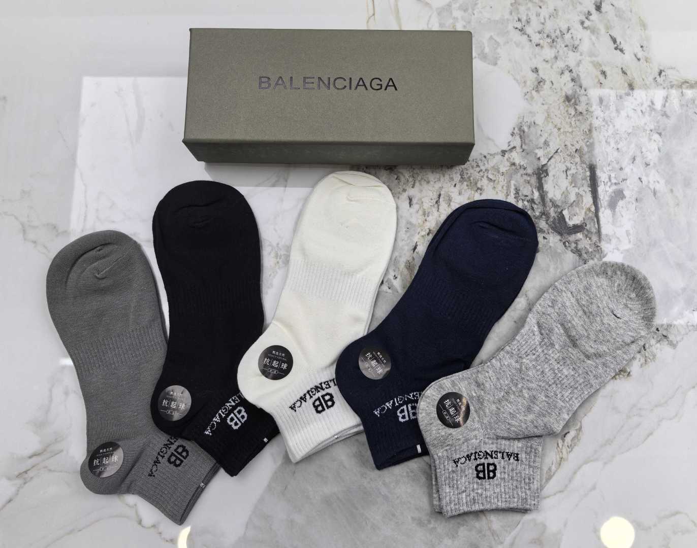 💛配包装Balenciaga (巴黎世家) 新款中短款堆堆袜袜子！一盒五双， 专柜同步筒款袜子，💛大牌出