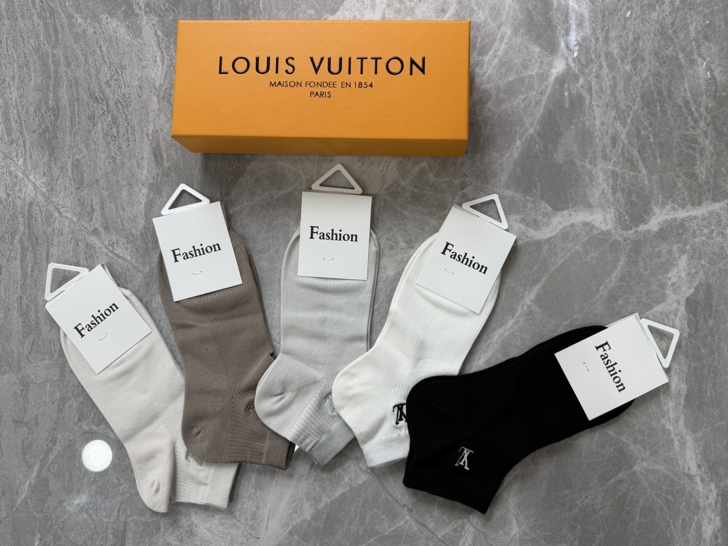 💛配包装LV（路易威登）新款刺绣中短款堆堆袜袜子！一盒五双， 专柜同步筒款袜子，💛大牌出街，潮人必备🔥超