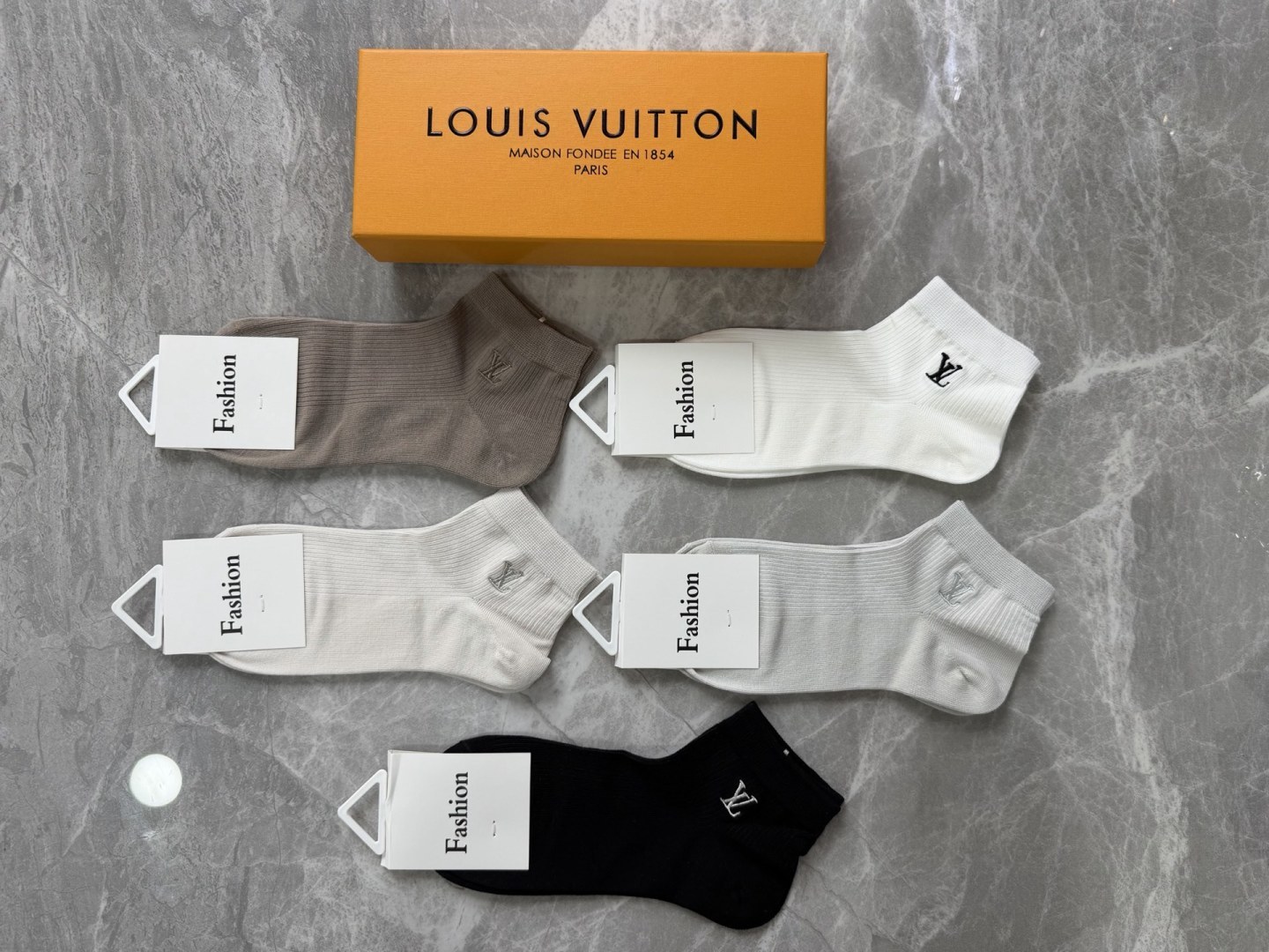 💛配包装LV（路易威登）新款刺绣中短款堆堆袜袜子！一盒五双， 专柜同步筒款袜子，💛大牌出街，潮人必备🔥超