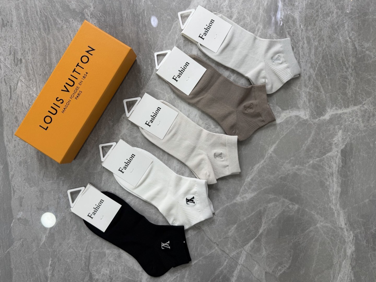 💛配包装LV（路易威登）新款刺绣中短款堆堆袜袜子！一盒五双， 专柜同步筒款袜子，💛大牌出街，潮人必备🔥超