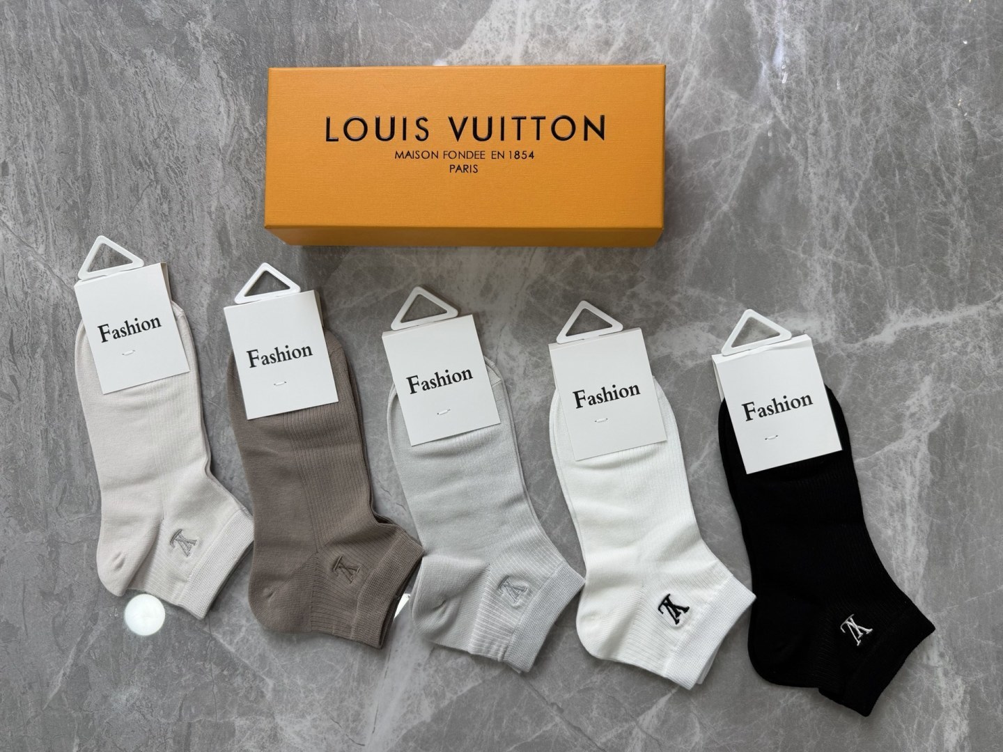 💛配包装LV（路易威登）新款刺绣中短款堆堆袜袜子！一盒五双， 专柜同步筒款袜子，💛大牌出街，潮人必备🔥超