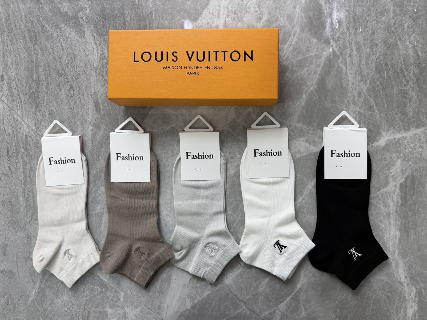 💛配包装LV（路易威登）新款刺绣中短款堆堆袜袜子！一盒五双， 专柜同步筒款袜子，💛大牌出街，潮人必备🔥超