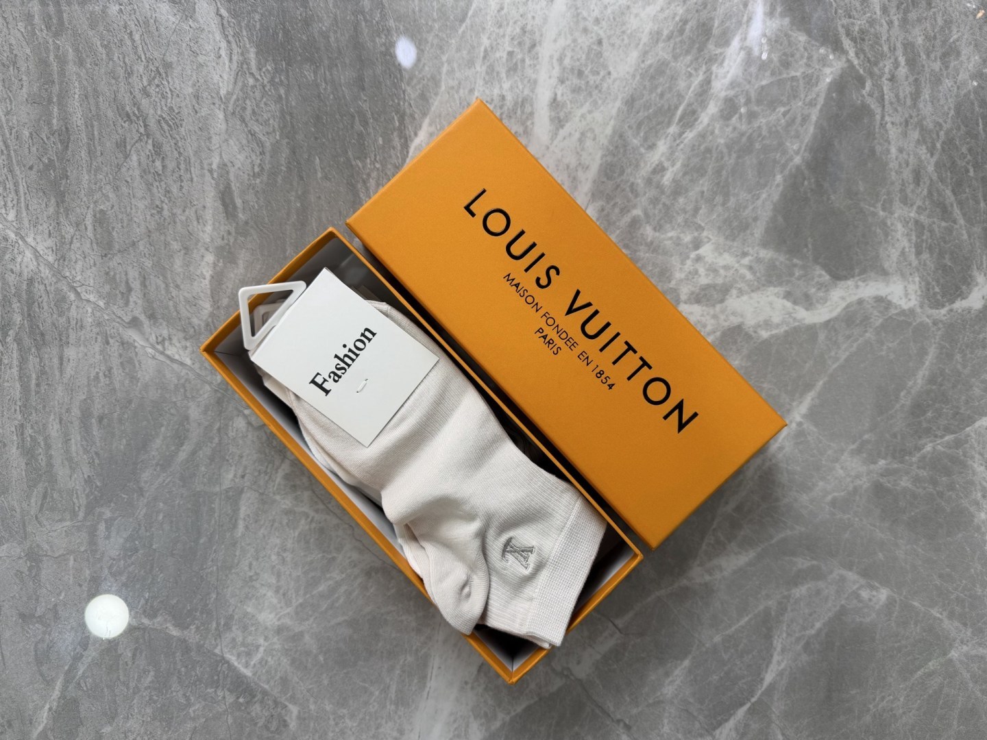 💛配包装LV（路易威登）新款刺绣中短款堆堆袜袜子！一盒五双， 专柜同步筒款袜子，💛大牌出街，潮人必备🔥超