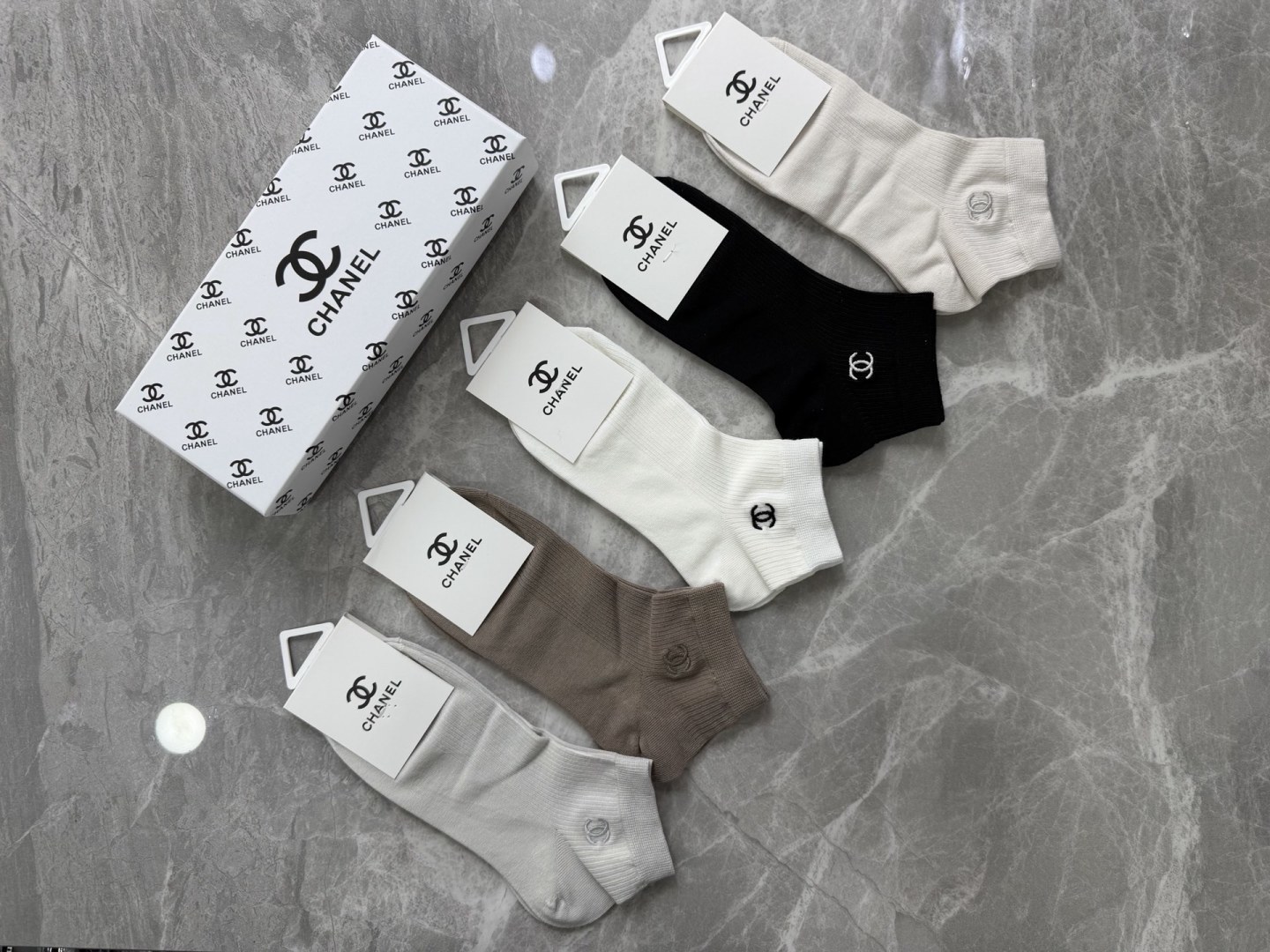 💛配包装CHANEL（香奈儿）新款刺绣中短款堆堆袜袜子！一盒五双， 专柜同步筒款袜子，💛大牌出街，潮人必