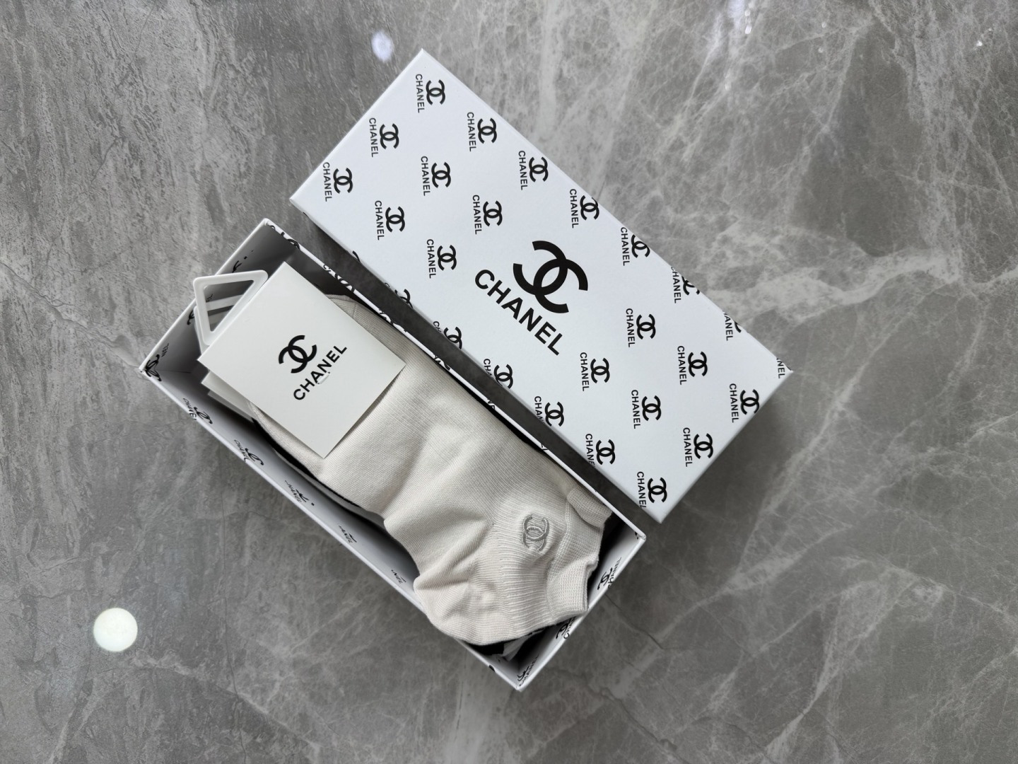 💛配包装CHANEL（香奈儿）新款刺绣中短款堆堆袜袜子！一盒五双， 专柜同步筒款袜子，💛大牌出街，潮人必