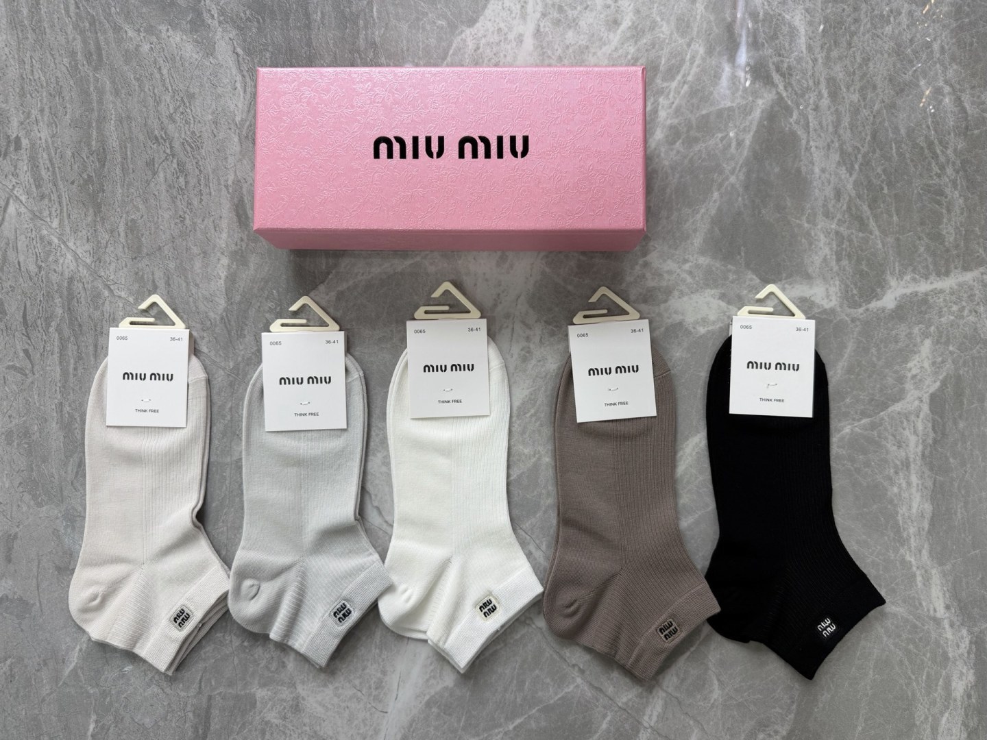 💛配包装MIUMIU（缪缪）新款刺绣中短款堆堆袜袜子！一盒五双， 专柜同步筒款袜子，💛大牌出街，潮人必备