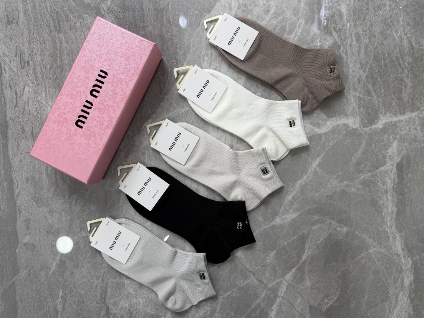 💛配包装MIUMIU（缪缪）新款刺绣中短款堆堆袜袜子！一盒五双， 专柜同步筒款袜子，💛大牌出街，潮人必备