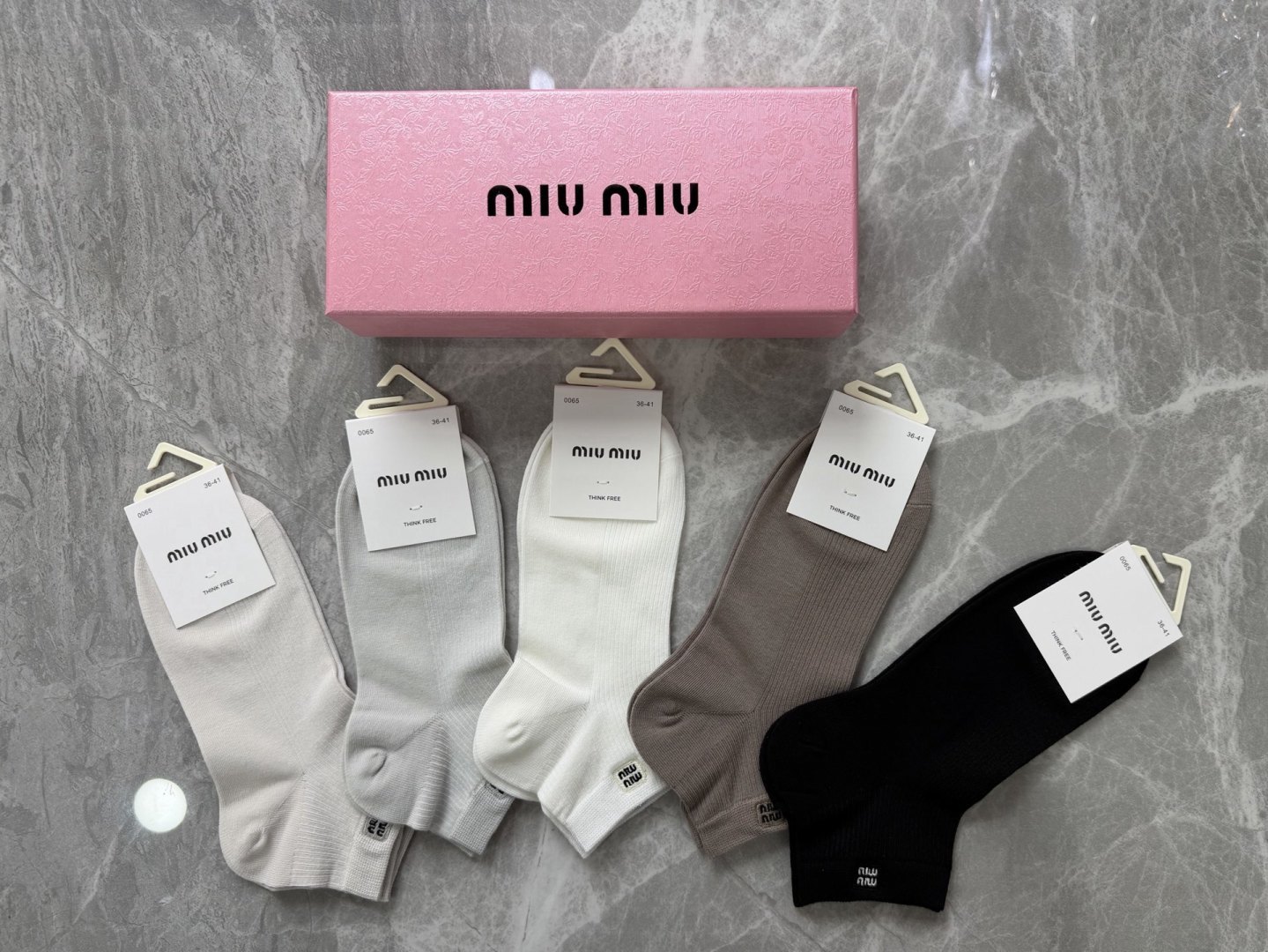 💛配包装MIUMIU（缪缪）新款刺绣中短款堆堆袜袜子！一盒五双， 专柜同步筒款袜子，💛大牌出街，潮人必备