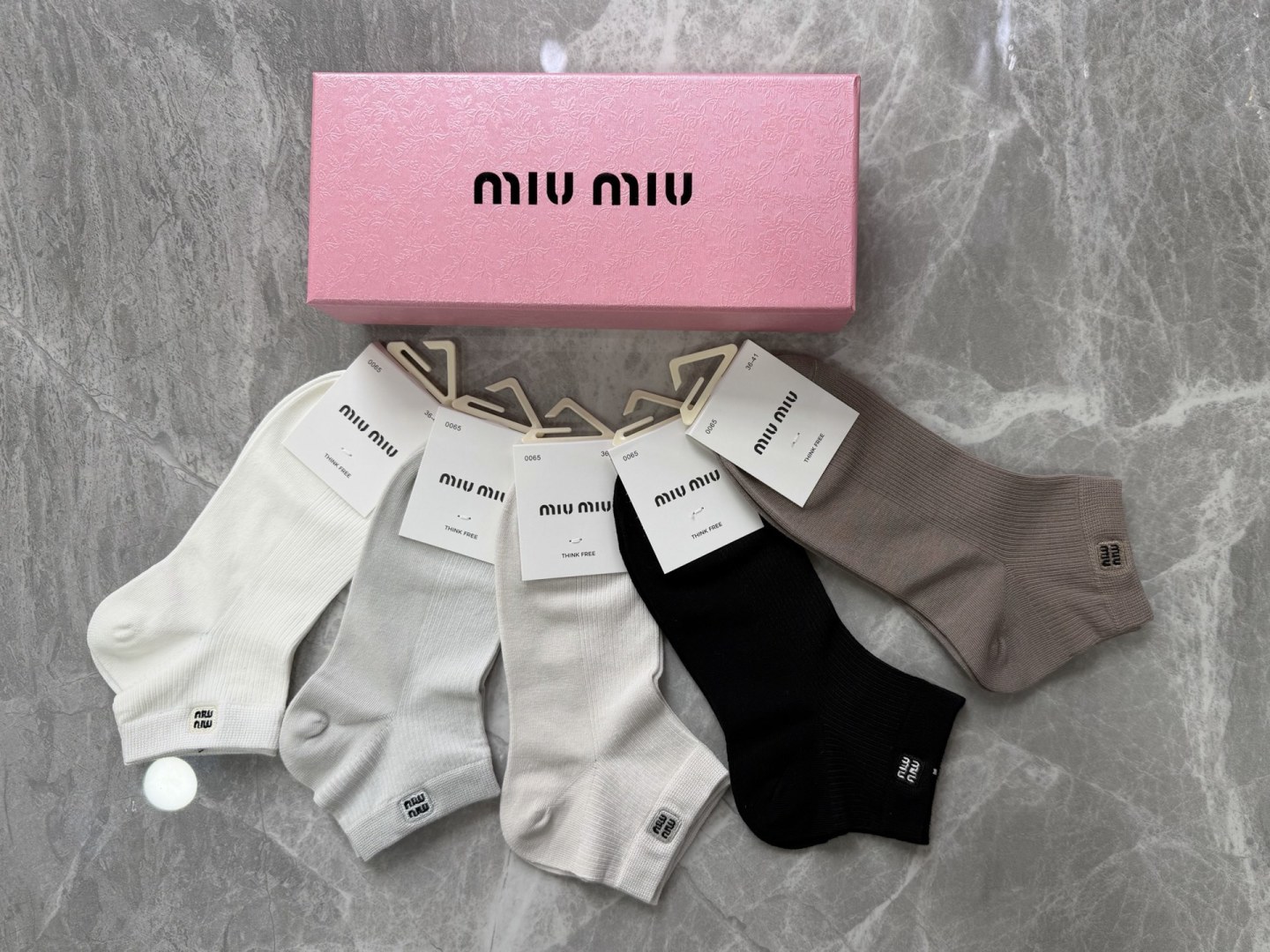 💛配包装MIUMIU（缪缪）新款刺绣中短款堆堆袜袜子！一盒五双， 专柜同步筒款袜子，💛大牌出街，潮人必备