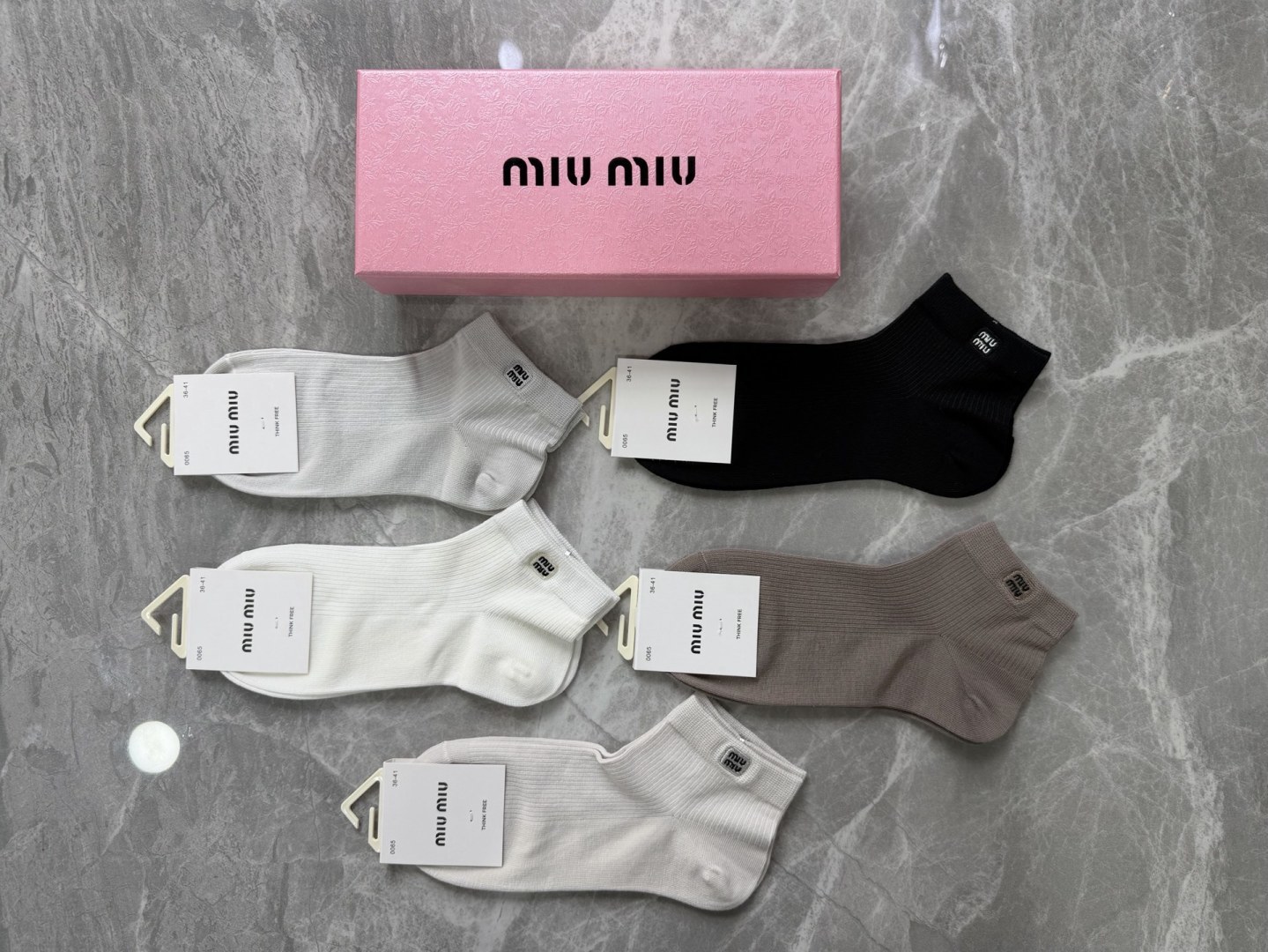 💛配包装MIUMIU（缪缪）新款刺绣中短款堆堆袜袜子！一盒五双， 专柜同步筒款袜子，💛大牌出街，潮人必备