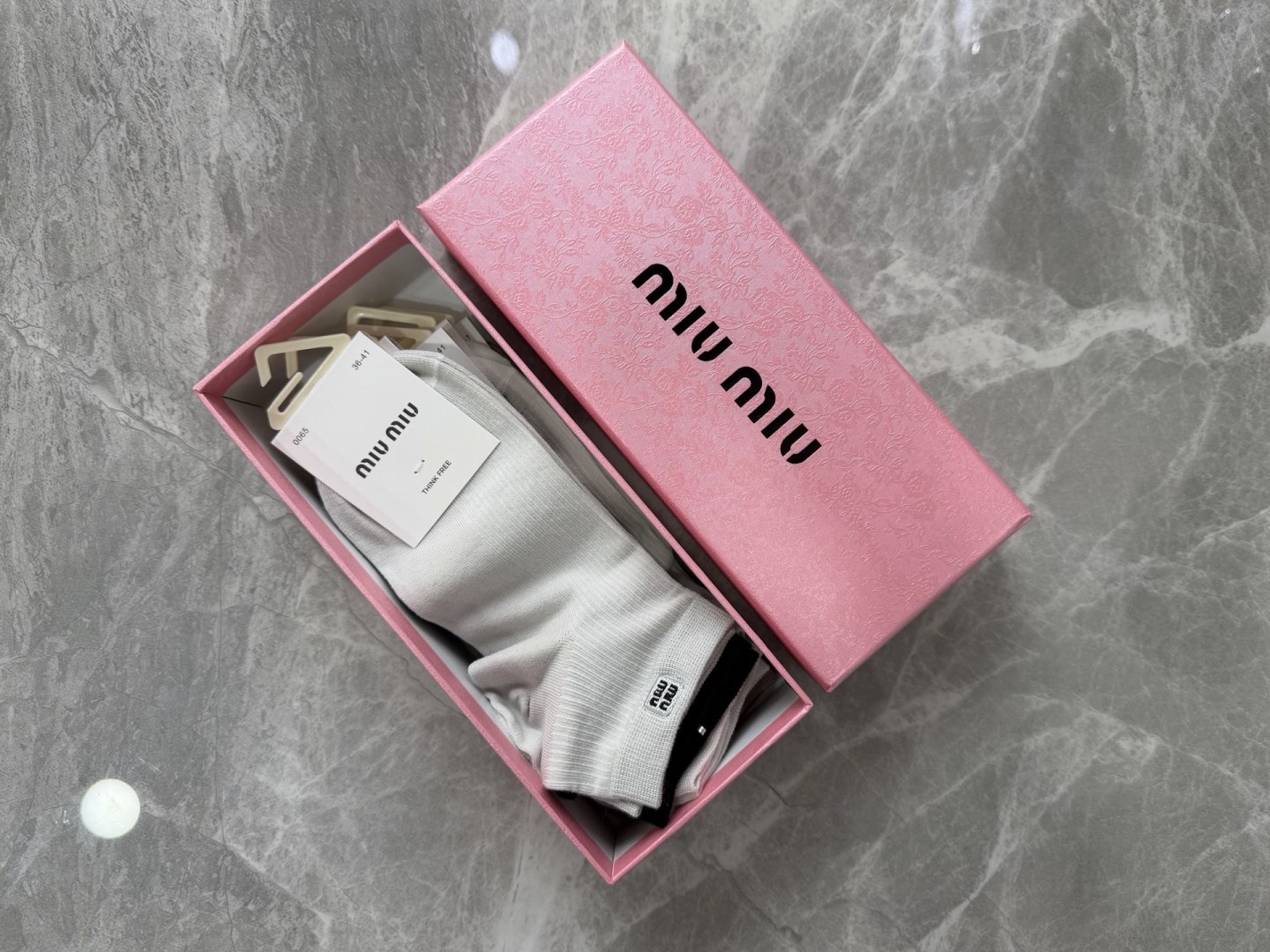 💛配包装MIUMIU（缪缪）新款刺绣中短款堆堆袜袜子！一盒五双， 专柜同步筒款袜子，💛大牌出街，潮人必备