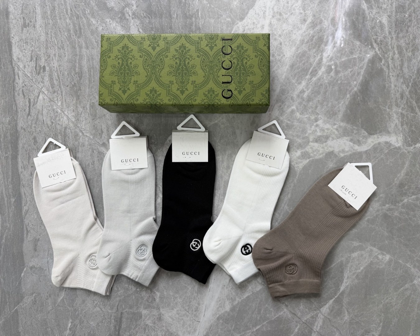 💛配包装GUCCI（古驰）新款刺绣中短款堆堆袜袜子！一盒五双， 专柜同步筒款袜子，💛大牌出街，潮人必备🔥