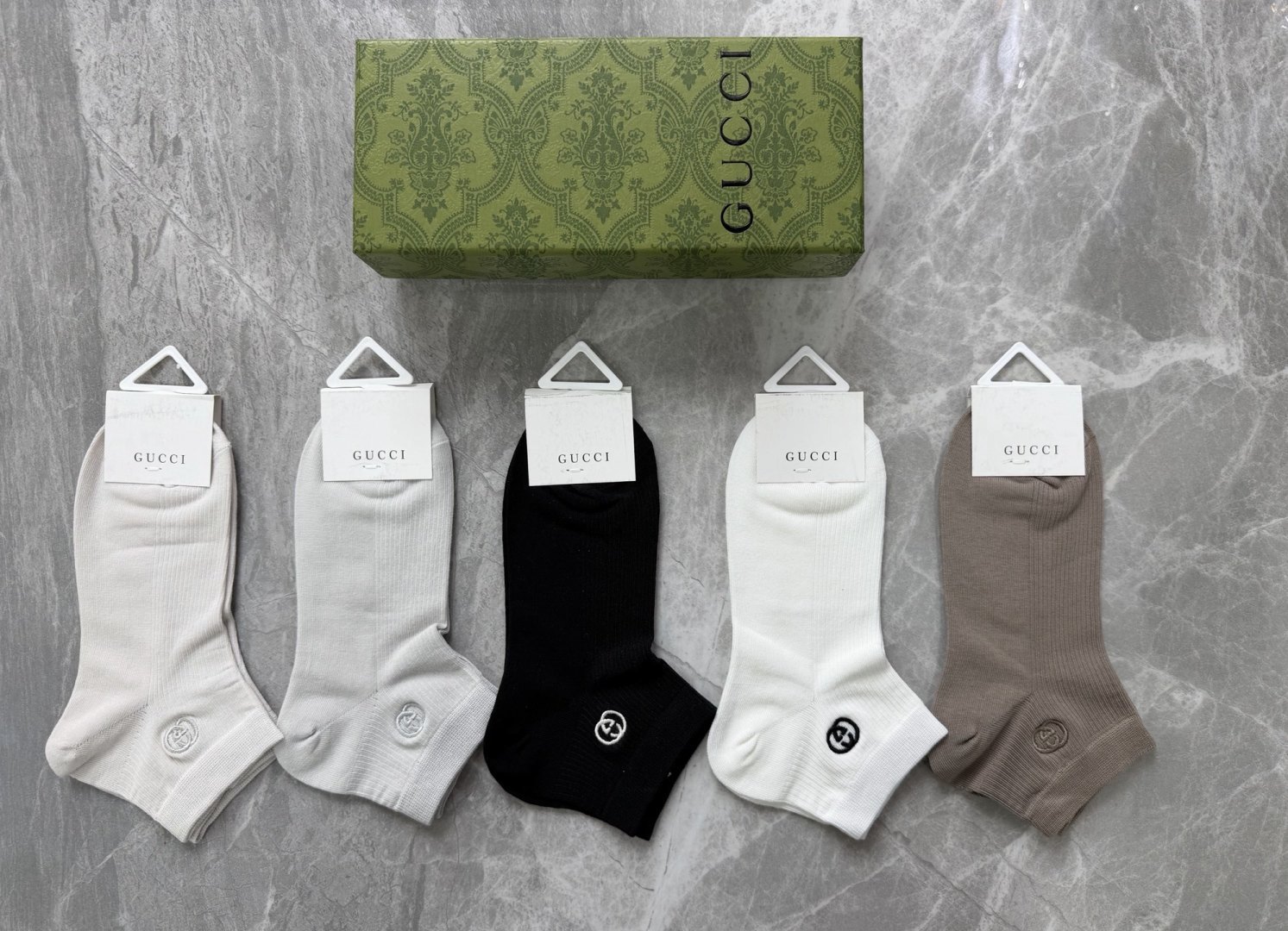 💛配包装GUCCI（古驰）新款刺绣中短款堆堆袜袜子！一盒五双， 专柜同步筒款袜子，💛大牌出街，潮人必备🔥