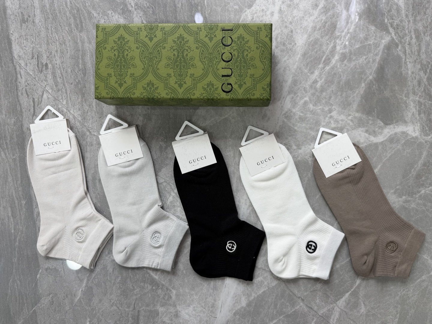 💛配包装GUCCI（古驰）新款刺绣中短款堆堆袜袜子！一盒五双， 专柜同步筒款袜子，💛大牌出街，潮人必备🔥