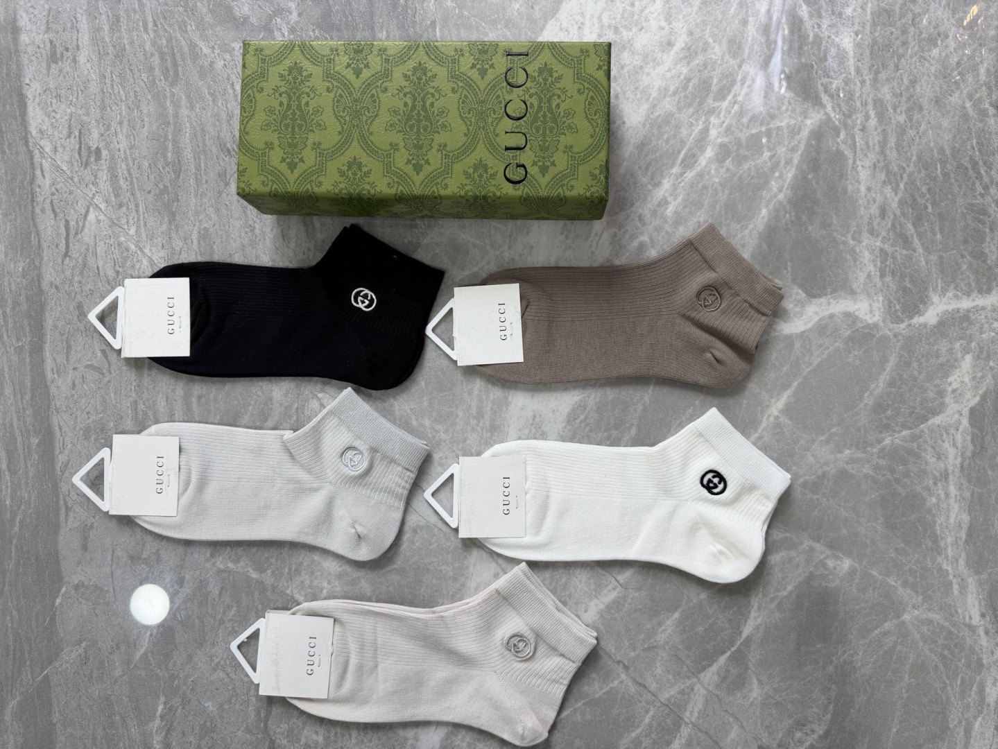 💛配包装GUCCI（古驰）新款刺绣中短款堆堆袜袜子！一盒五双， 专柜同步筒款袜子，💛大牌出街，潮人必备🔥