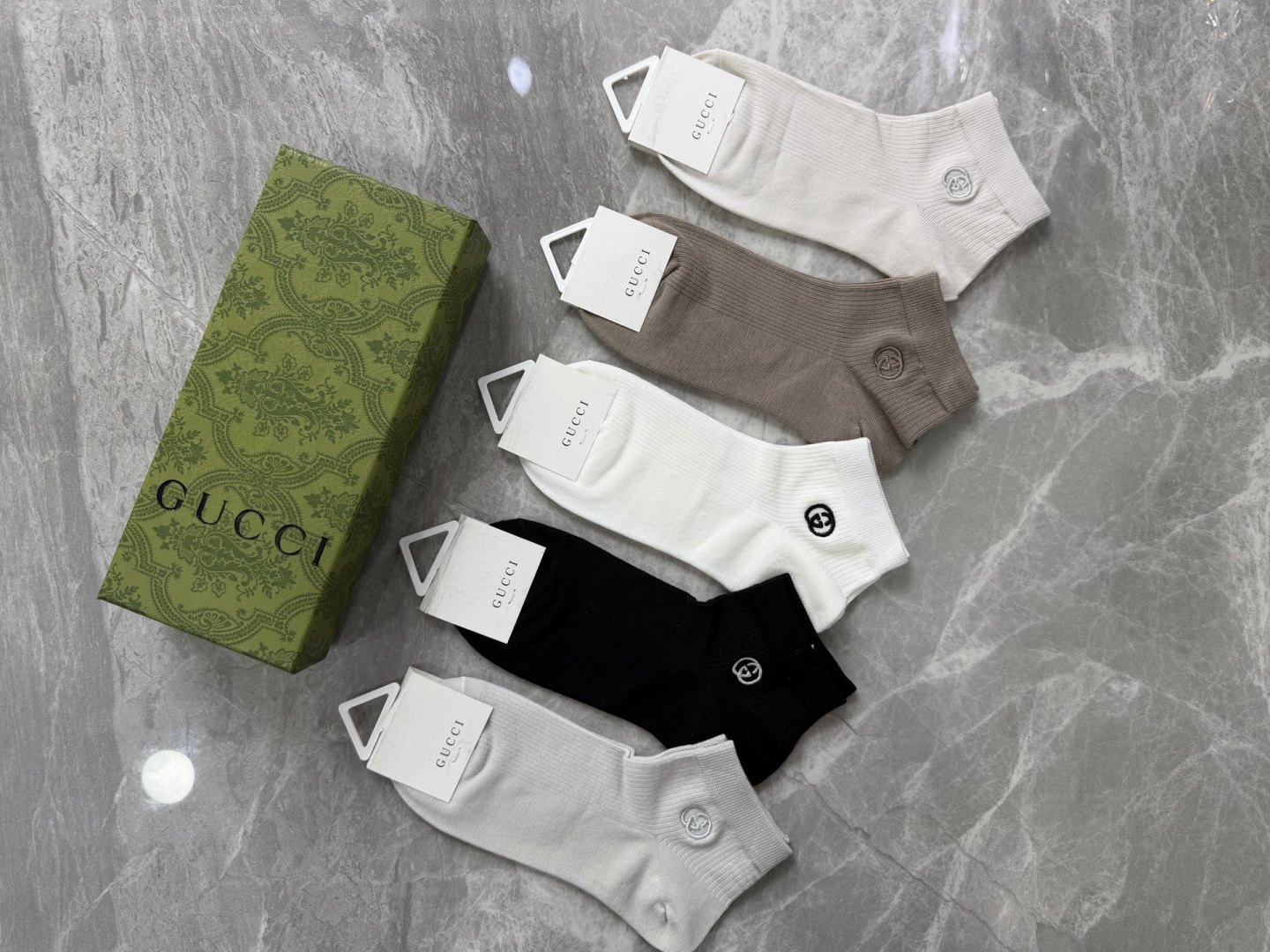 💛配包装GUCCI（古驰）新款刺绣中短款堆堆袜袜子！一盒五双， 专柜同步筒款袜子，💛大牌出街，潮人必备🔥