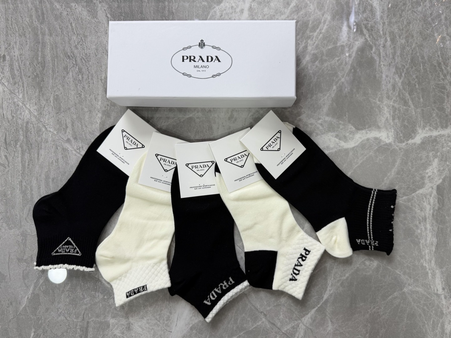 💛配包装PRADA（普拉达）新款中短款堆堆袜袜子！一盒五双， 专柜同步筒款袜子，💛大牌出街，潮人必备🔥超