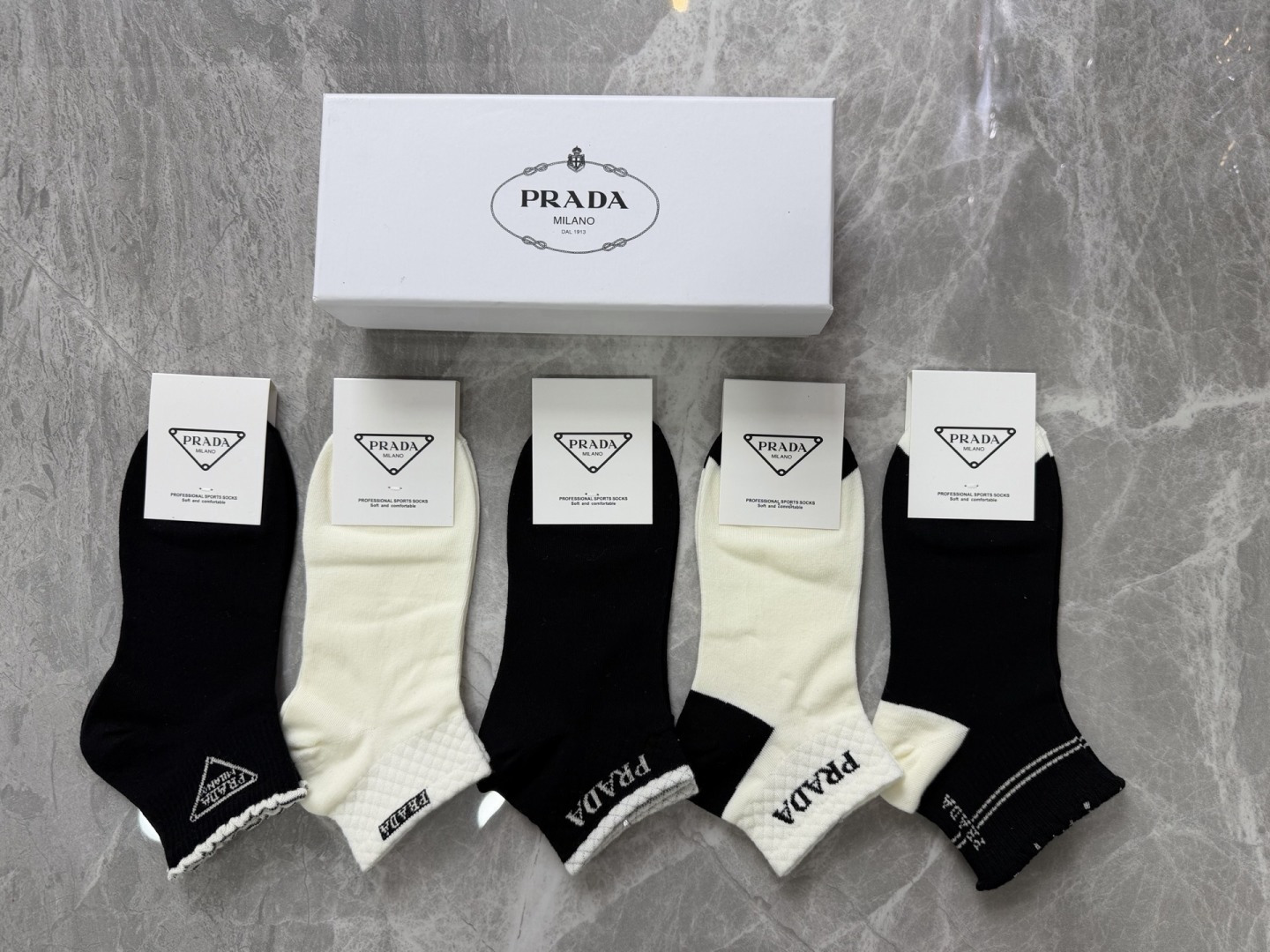 💛配包装PRADA（普拉达）新款中短款堆堆袜袜子！一盒五双， 专柜同步筒款袜子，💛大牌出街，潮人必备🔥超