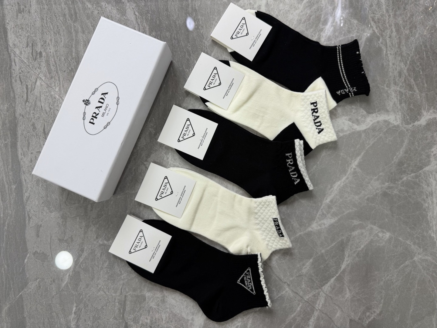 💛配包装PRADA（普拉达）新款中短款堆堆袜袜子！一盒五双， 专柜同步筒款袜子，💛大牌出街，潮人必备🔥超