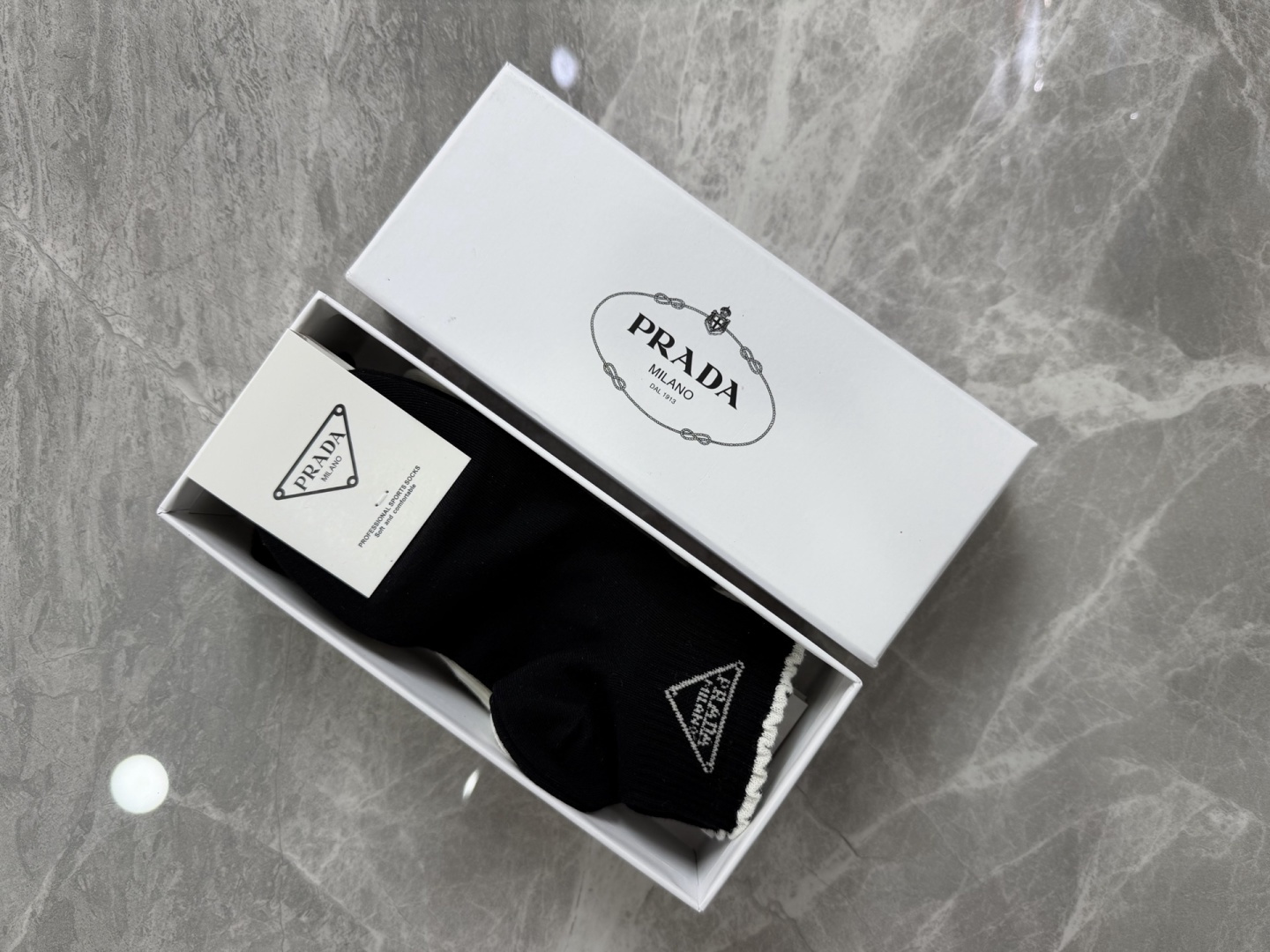 💛配包装PRADA（普拉达）新款中短款堆堆袜袜子！一盒五双， 专柜同步筒款袜子，💛大牌出街，潮人必备🔥超