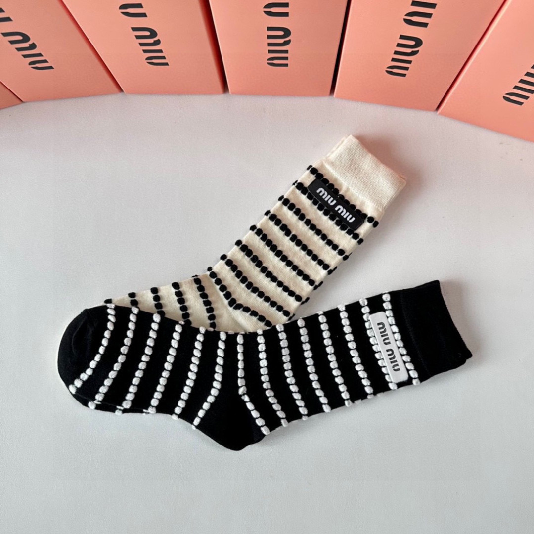 💛配专柜包装MiuMiu（缪缪）新款条纹羊绒堆堆袜袜子！一盒两双，专柜同步款袜子，💛大牌出街，潮人必备🔥