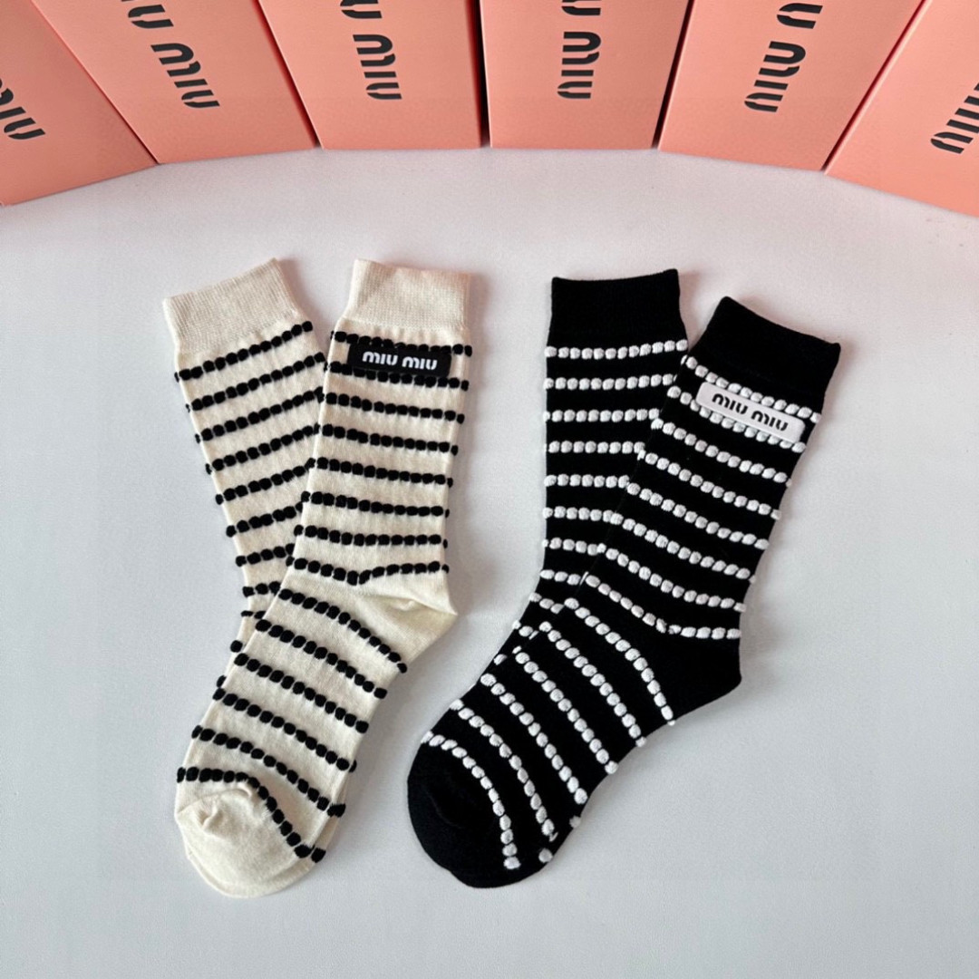 💛配专柜包装MiuMiu（缪缪）新款条纹羊绒堆堆袜袜子！一盒两双，专柜同步款袜子，💛大牌出街，潮人必备🔥