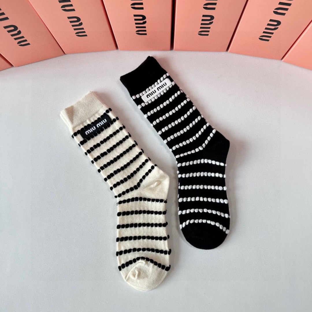 💛配专柜包装MiuMiu（缪缪）新款条纹羊绒堆堆袜袜子！一盒两双，专柜同步款袜子，💛大牌出街，潮人必备🔥