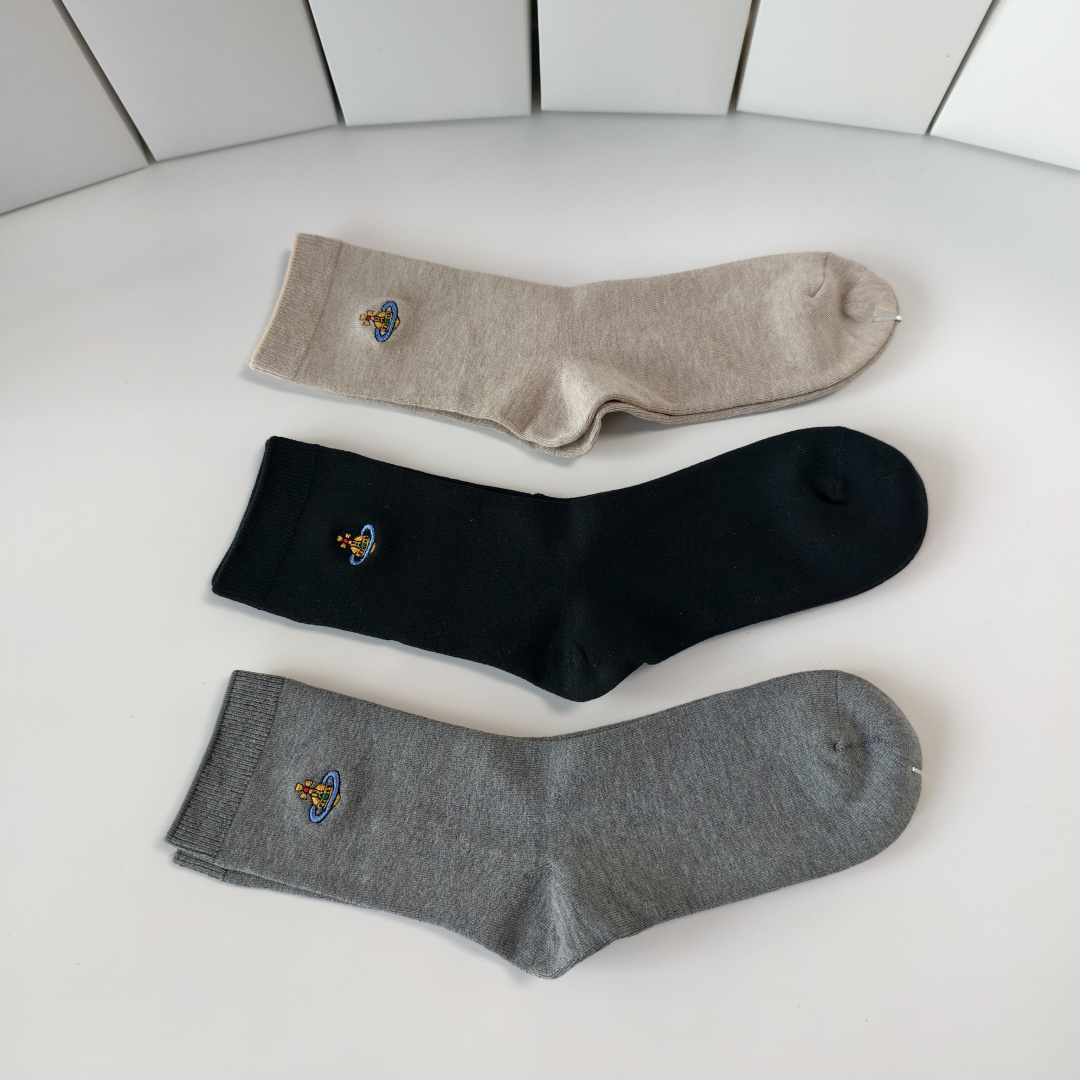 💛配包装西太后 新款刺绣经典中筒款堆堆袜袜子！一盒三双， 专柜同步筒袜袜子，💛大牌出街，潮人必备🔥超好搭