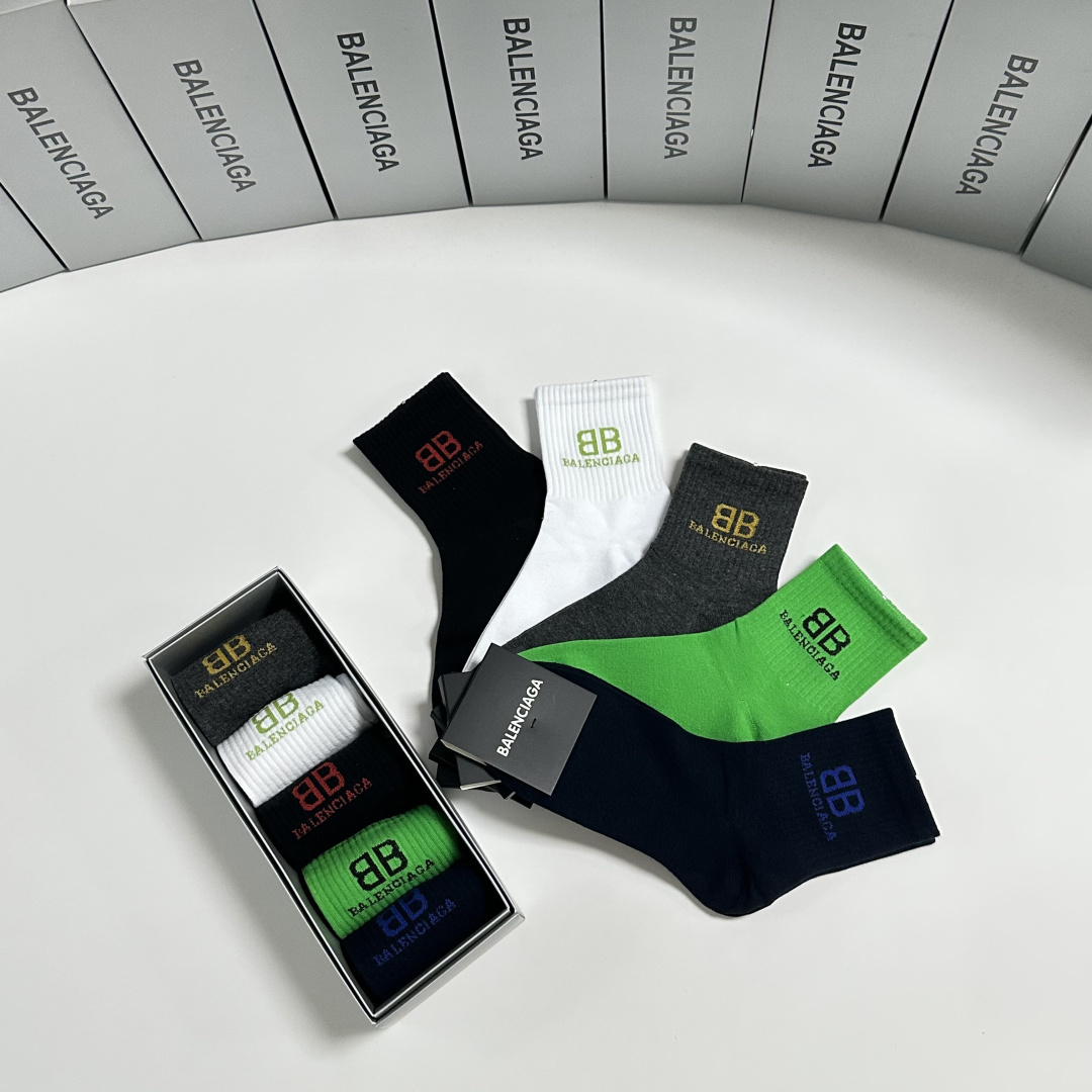 💛配包装Balenciaga（巴黎世家）新款中长款堆堆袜袜子！一盒五双， 专柜同步筒款袜子，💛大牌出街，