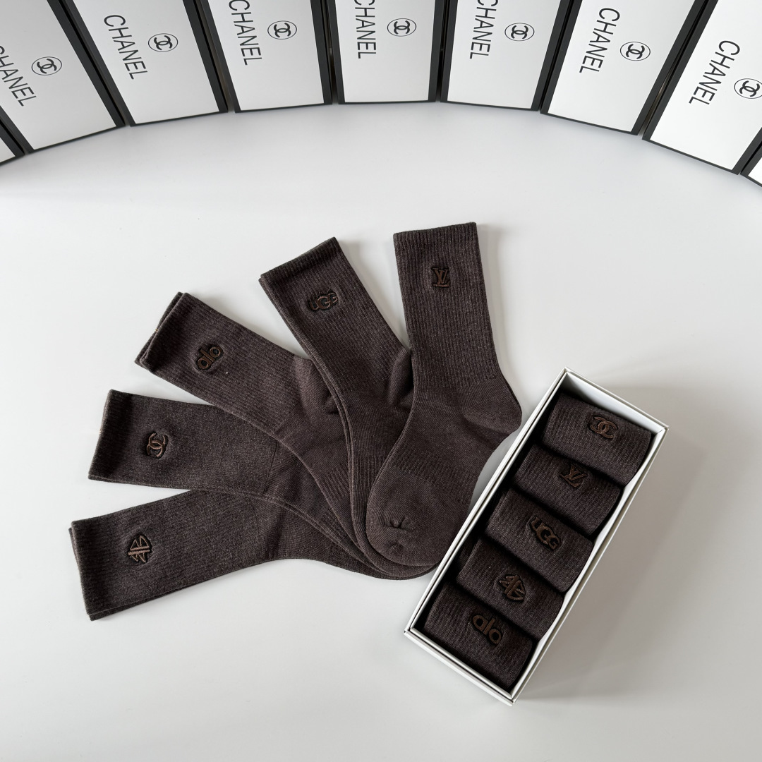 💛配专柜包装Chanel（香奈儿）新款刺绣中长款堆堆袜袜子！一盒五双，专柜同步筒袜袜子，💛大牌出街，潮人