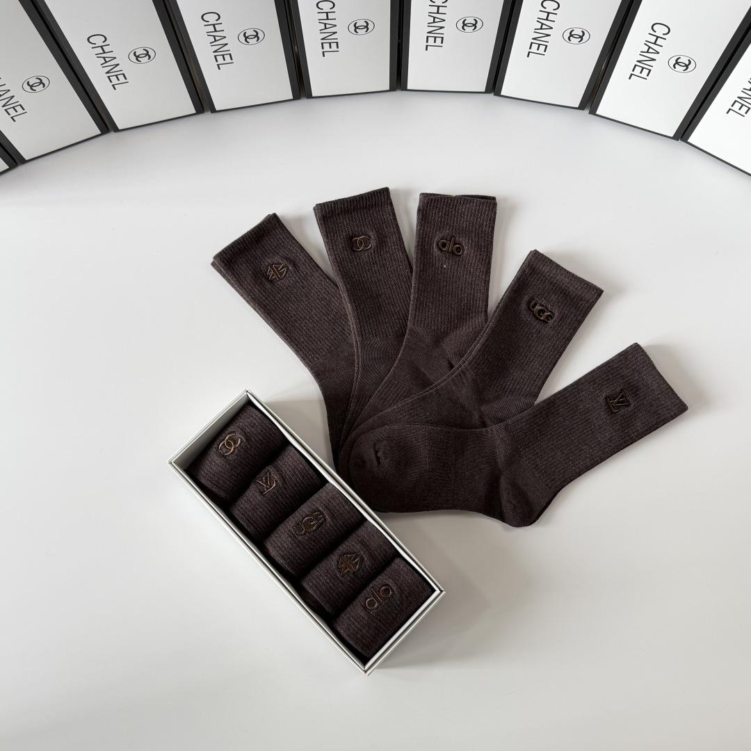 💛配专柜包装Chanel（香奈儿）新款刺绣中长款堆堆袜袜子！一盒五双，专柜同步筒袜袜子，💛大牌出街，潮人