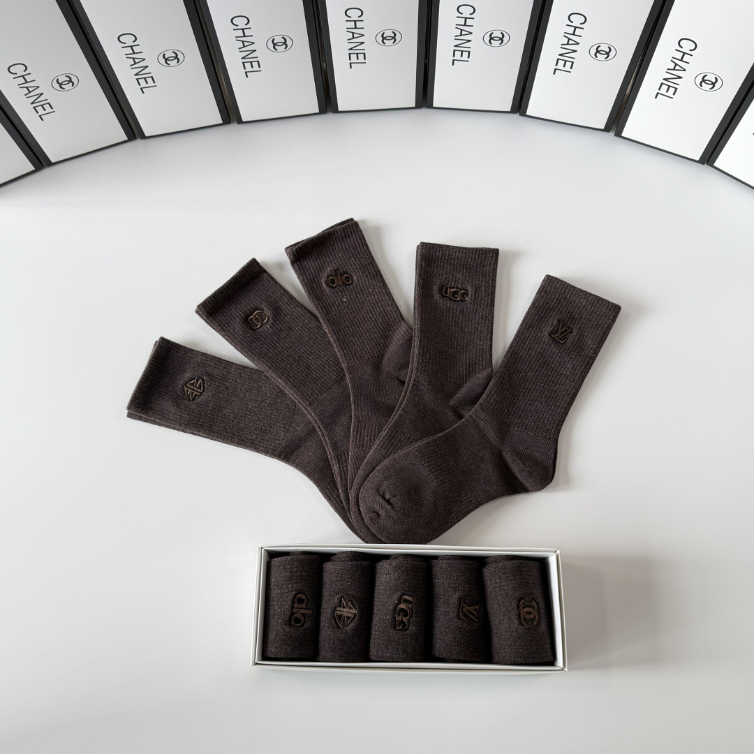 💛配专柜包装Chanel（香奈儿）新款刺绣中长款堆堆袜袜子！一盒五双，专柜同步筒袜袜子，💛大牌出街，潮人