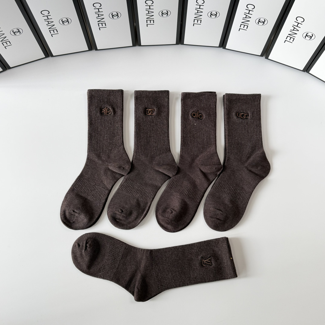 💛配专柜包装Chanel（香奈儿）新款刺绣中长款堆堆袜袜子！一盒五双，专柜同步筒袜袜子，💛大牌出街，潮人