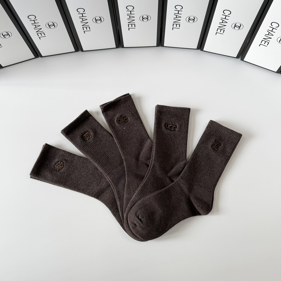 💛配专柜包装Chanel（香奈儿）新款刺绣中长款堆堆袜袜子！一盒五双，专柜同步筒袜袜子，💛大牌出街，潮人