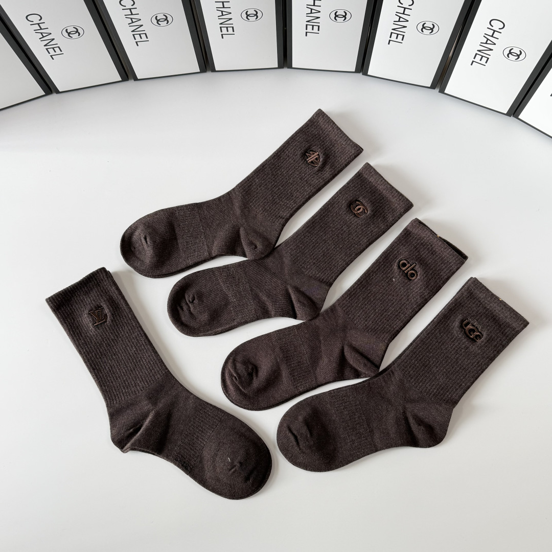 💛配专柜包装Chanel（香奈儿）新款刺绣中长款堆堆袜袜子！一盒五双，专柜同步筒袜袜子，💛大牌出街，潮人