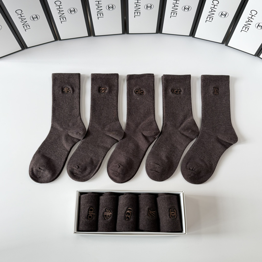 💛配专柜包装Chanel（香奈儿）新款刺绣中长款堆堆袜袜子！一盒五双，专柜同步筒袜袜子，💛大牌出街，潮人