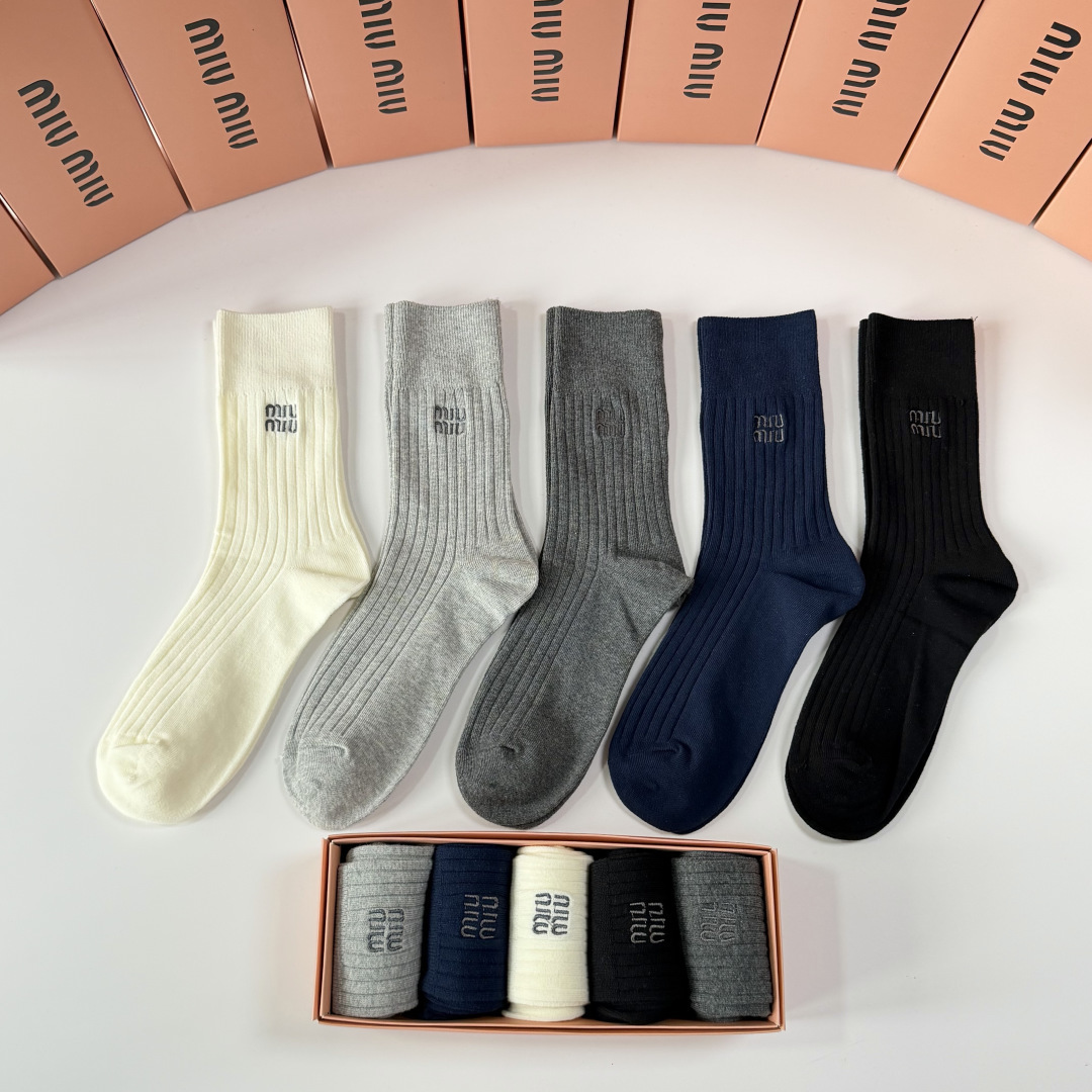 💛配专柜包装MIUMIU (缪缪）最新双针中长筒刺绣款堆堆袜袜子！一盒五双，专柜同步筒袜袜子，💛大牌出街