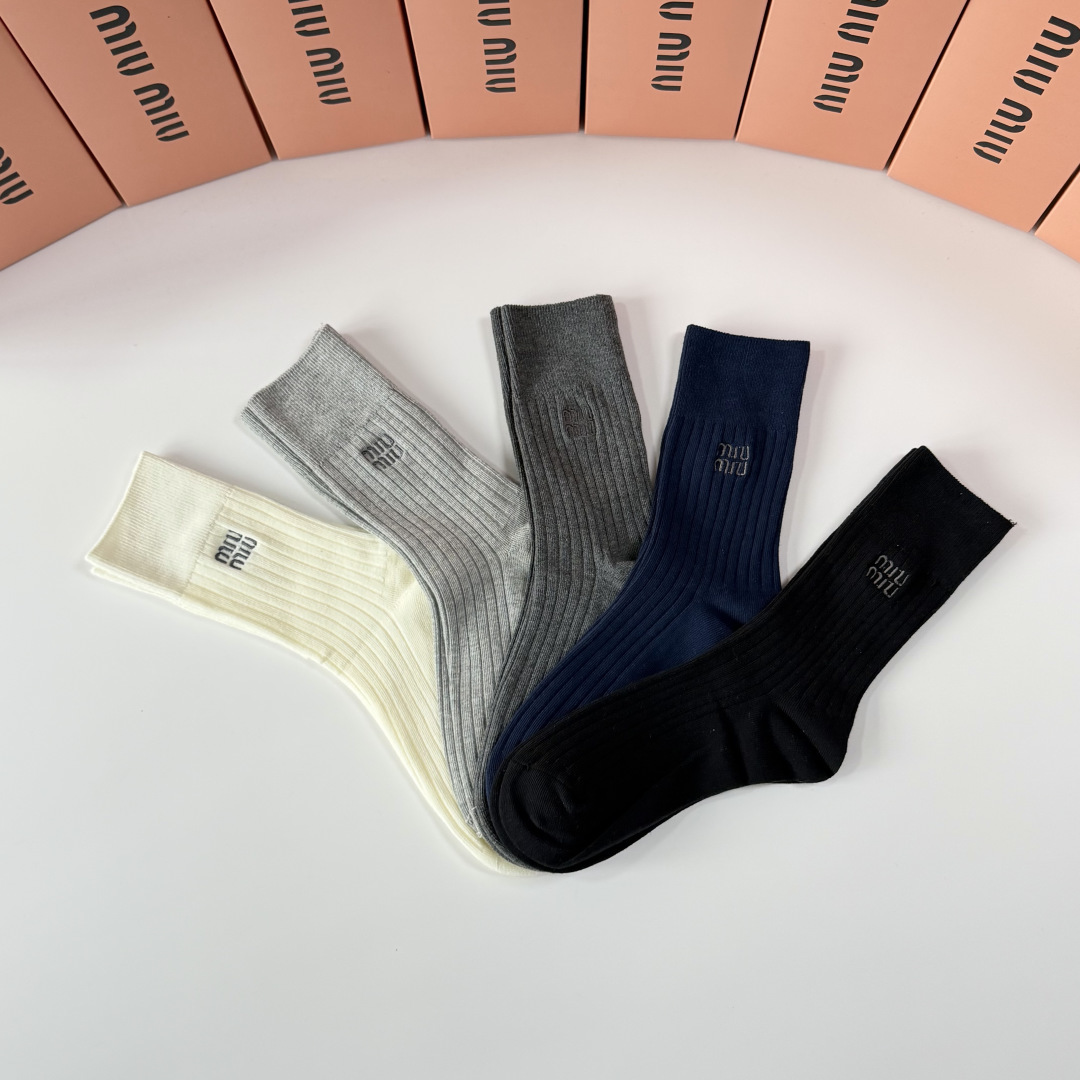 💛配专柜包装MIUMIU (缪缪）最新双针中长筒刺绣款堆堆袜袜子！一盒五双，专柜同步筒袜袜子，💛大牌出街