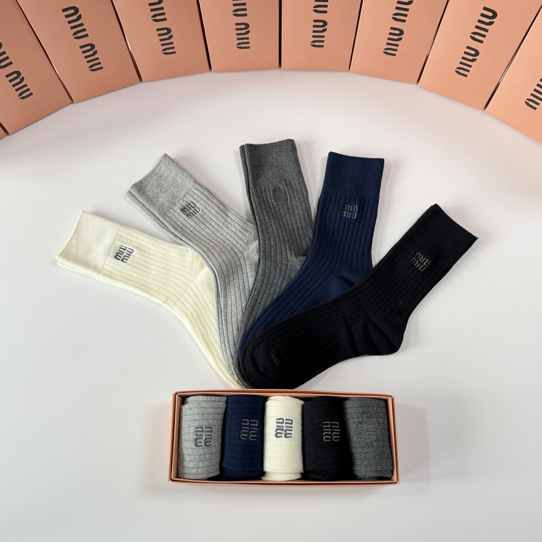💛配专柜包装MIUMIU (缪缪）最新双针中长筒刺绣款堆堆袜袜子！一盒五双，专柜同步筒袜袜子，💛大牌出街